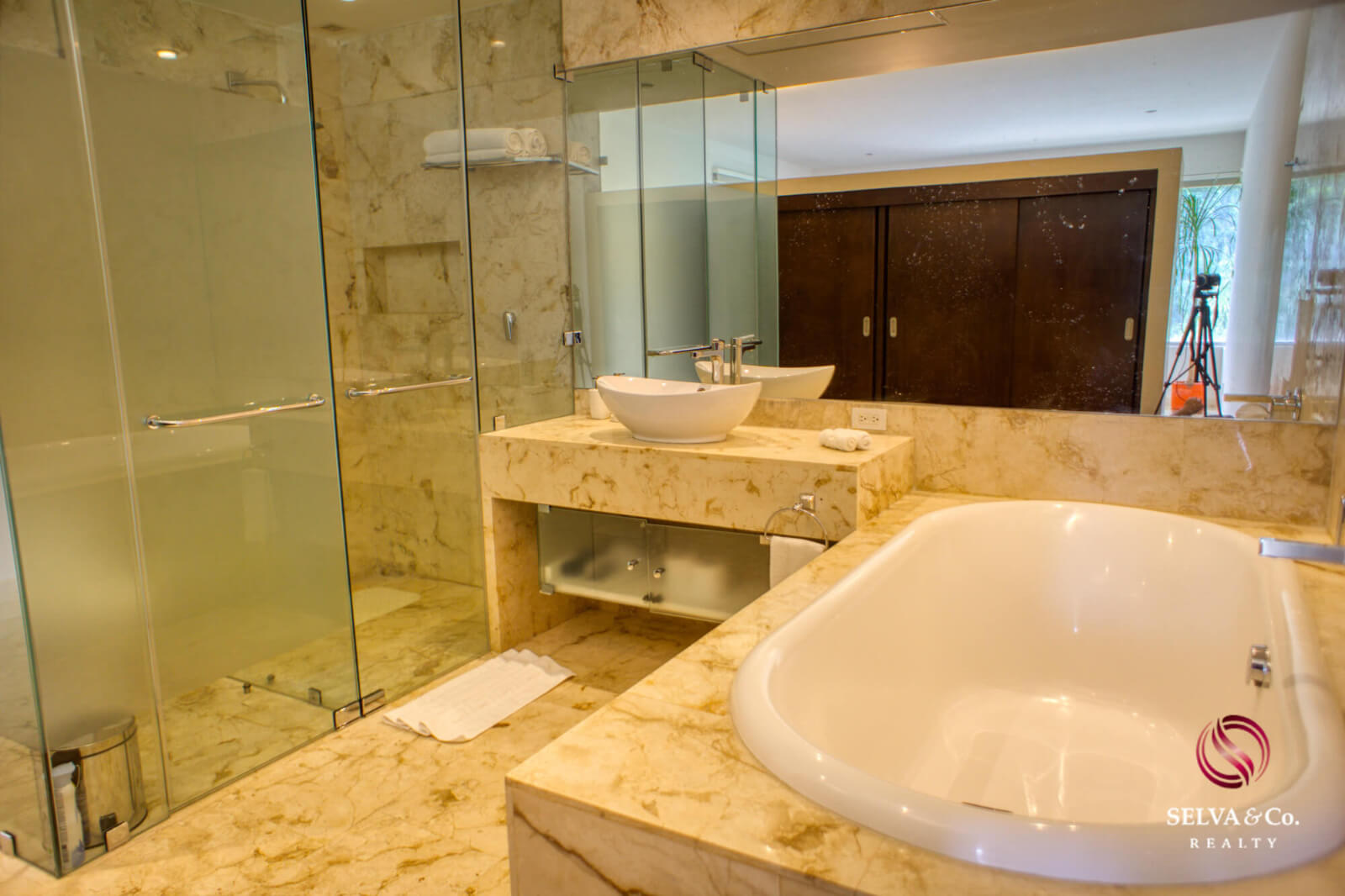 Ocean view condo, pool, 350 meters from the beach, pool, art gallery, unique design, roof garden with jacuzzi, for sale in Playa del Carmen.