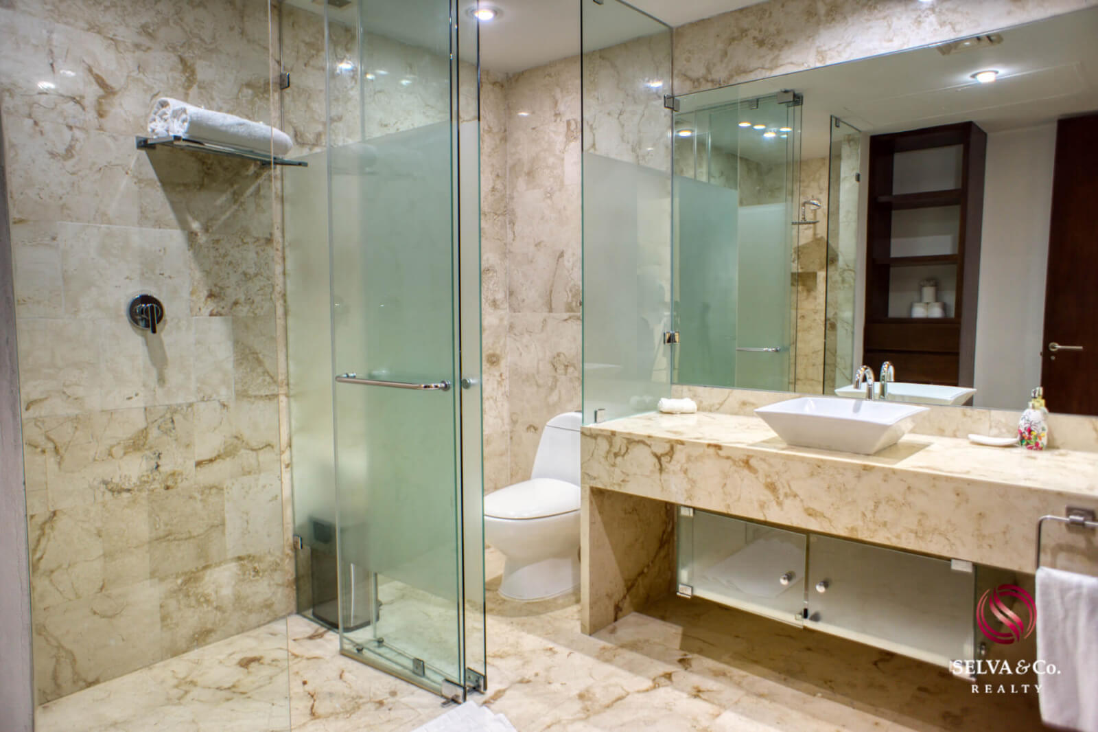 Ocean view condo, pool, 350 meters from the beach, pool, art gallery, unique design, roof garden with jacuzzi, for sale in Playa del Carmen.