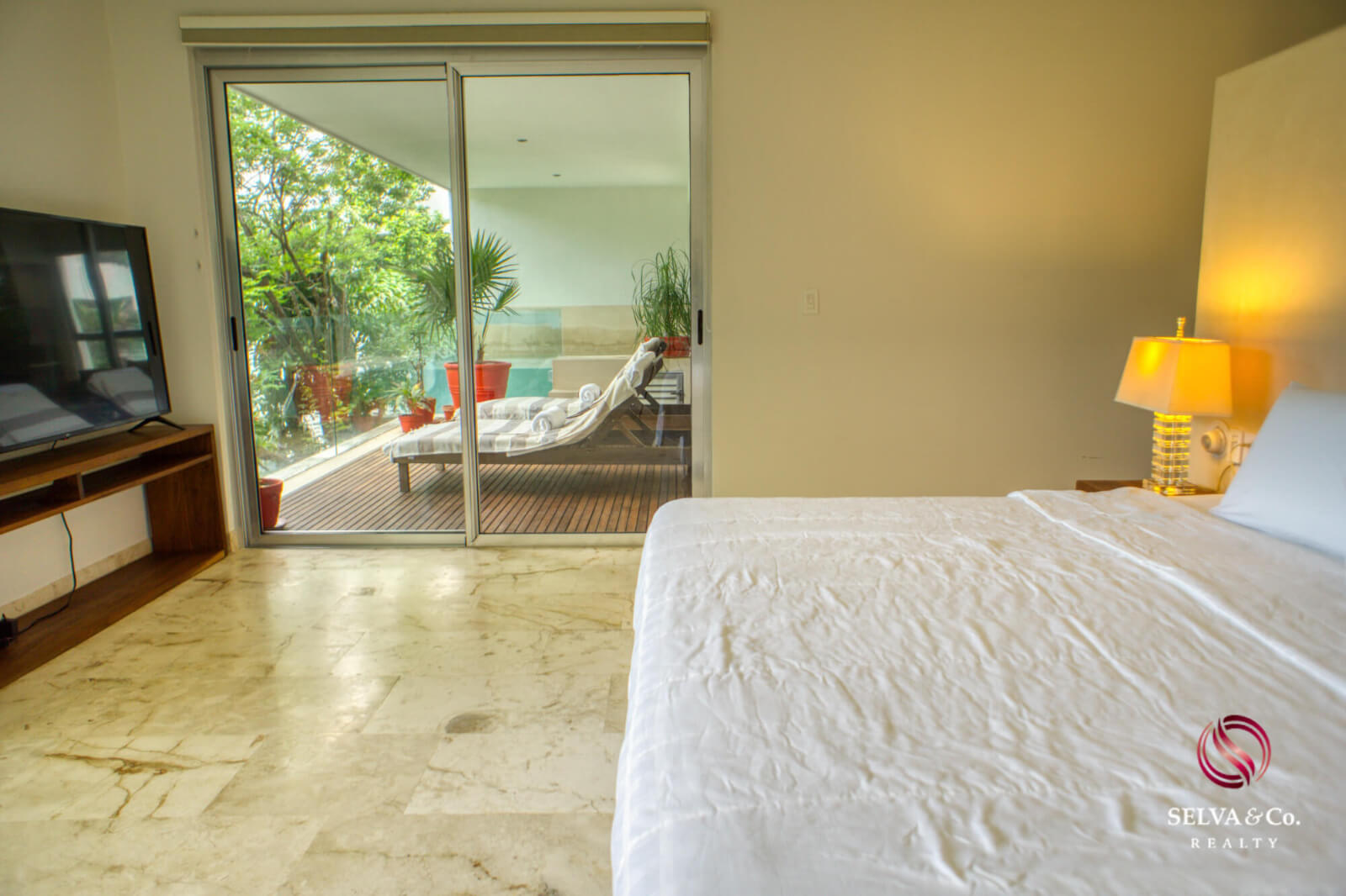 Ocean view condo, pool, 350 meters from the beach, pool, art gallery, unique design, roof garden with jacuzzi, for sale in Playa del Carmen.