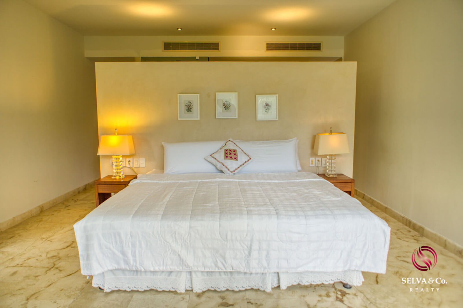 Ocean view condo, pool, 350 meters from the beach, pool, art gallery, unique design, roof garden with jacuzzi, for sale in Playa del Carmen.