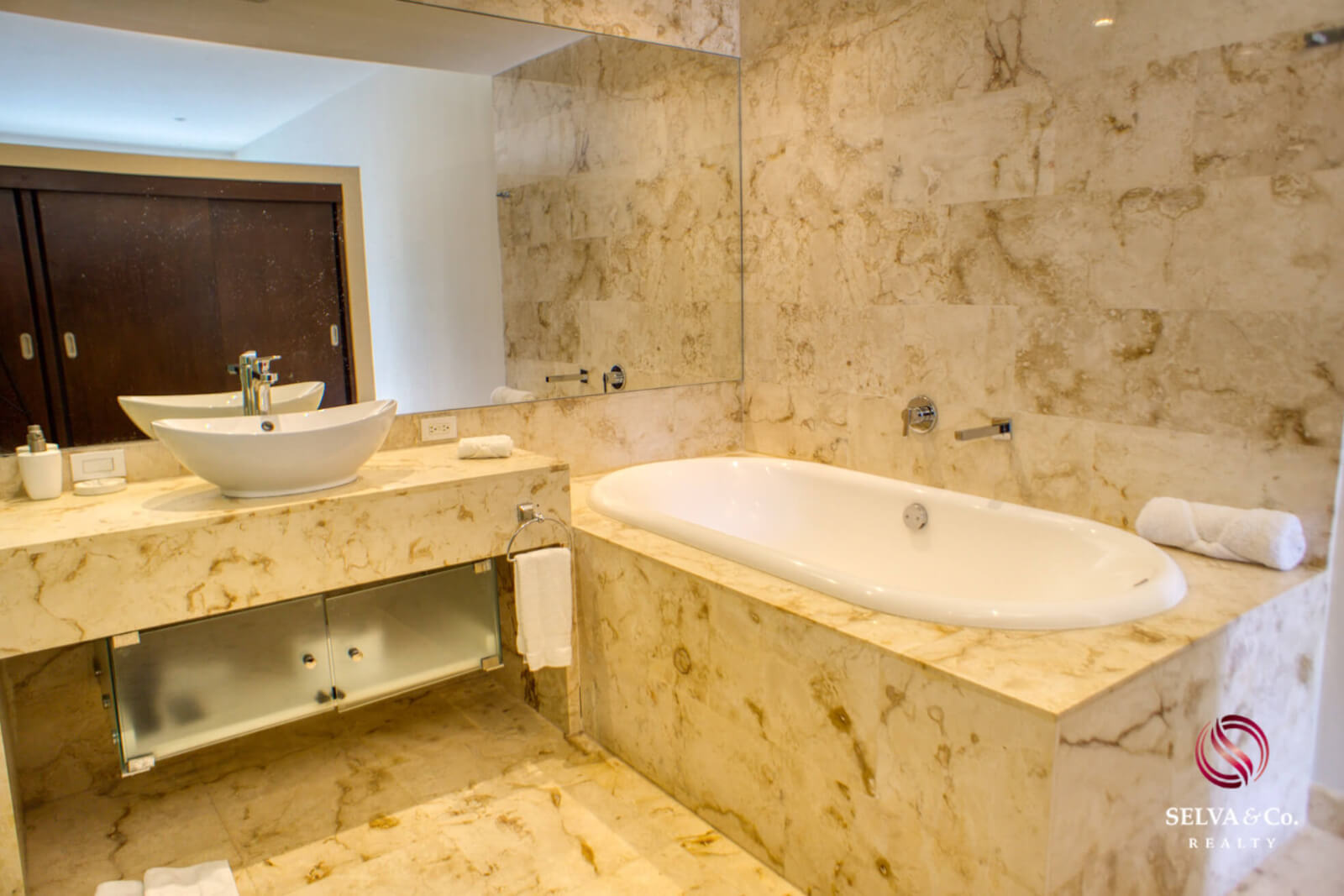 Ocean view condo, pool, 350 meters from the beach, pool, art gallery, unique design, roof garden with jacuzzi, for sale in Playa del Carmen.