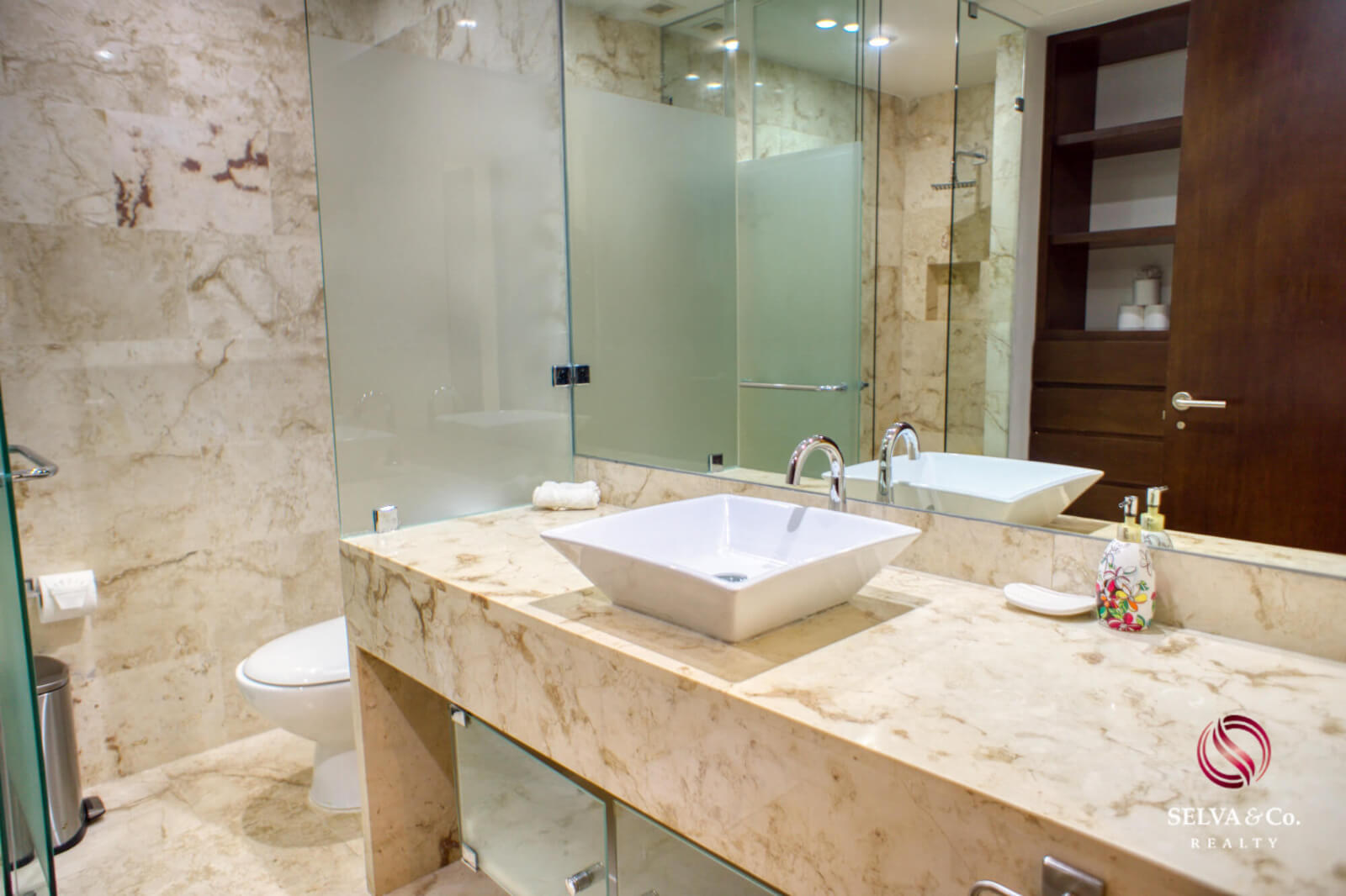 Ocean view condo, pool, 350 meters from the beach, pool, art gallery, unique design, roof garden with jacuzzi, for sale in Playa del Carmen.