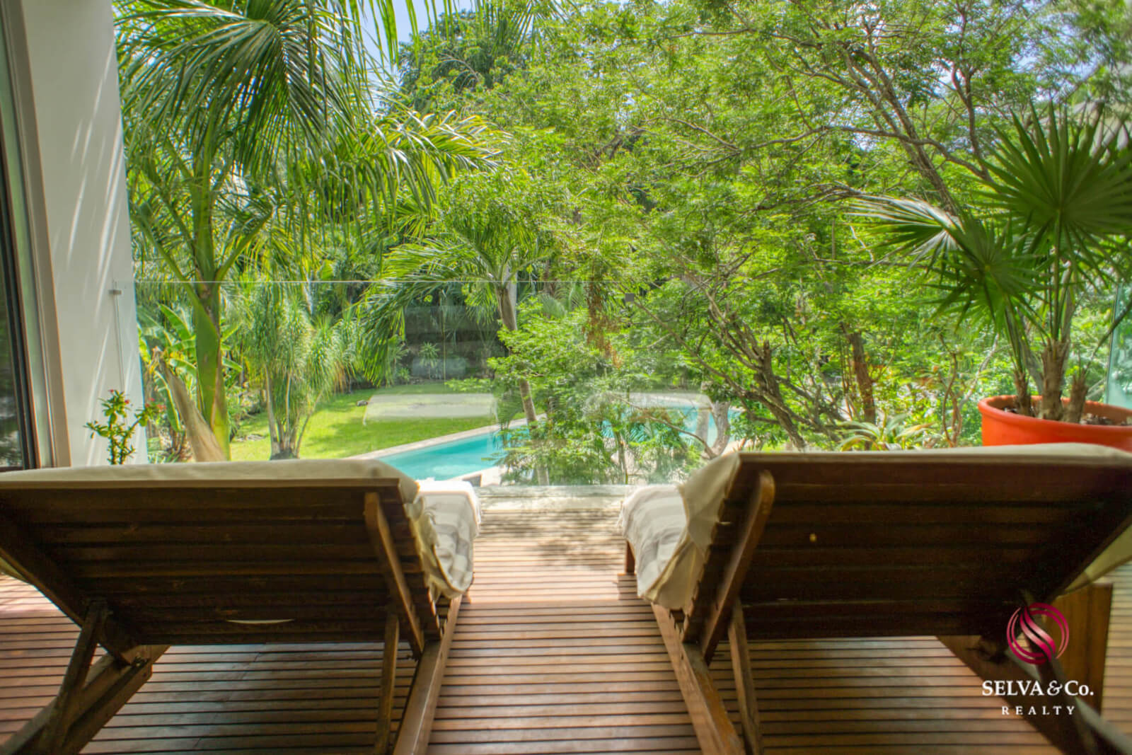 Ocean view condo, pool, 350 meters from the beach, pool, art gallery, unique design, roof garden with jacuzzi, for sale in Playa del Carmen.