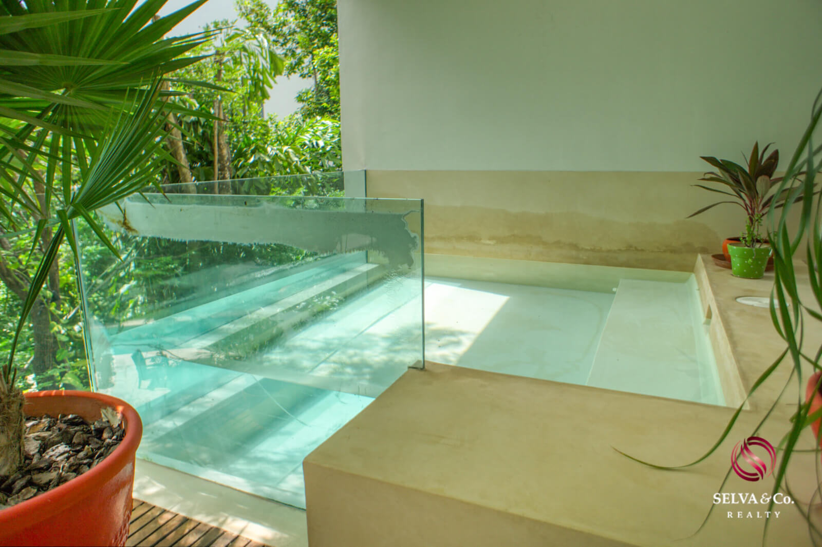 Ocean view condo, pool, 350 meters from the beach, pool, art gallery, unique design, roof garden with jacuzzi, for sale in Playa del Carmen.