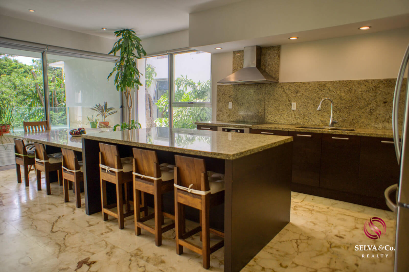 Ocean view condo, pool, 350 meters from the beach, pool, art gallery, unique design, roof garden with jacuzzi, for sale in Playa del Carmen.