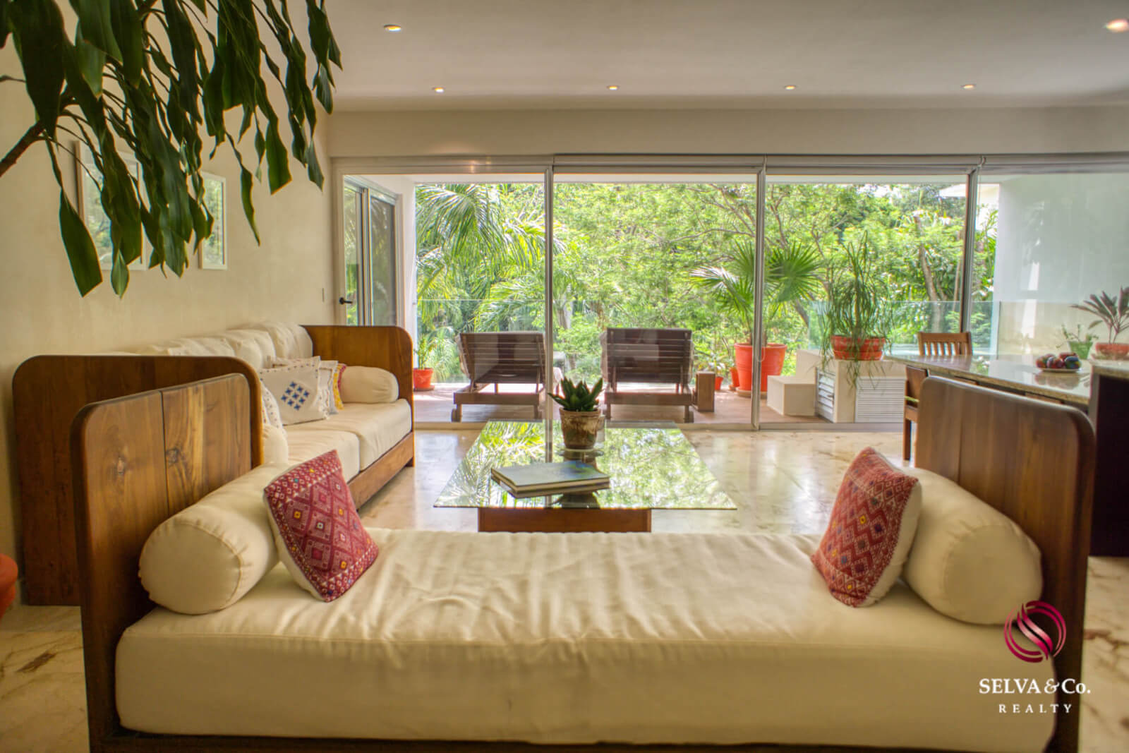 Ocean view condo, pool, 350 meters from the beach, pool, art gallery, unique design, roof garden with jacuzzi, for sale in Playa del Carmen.