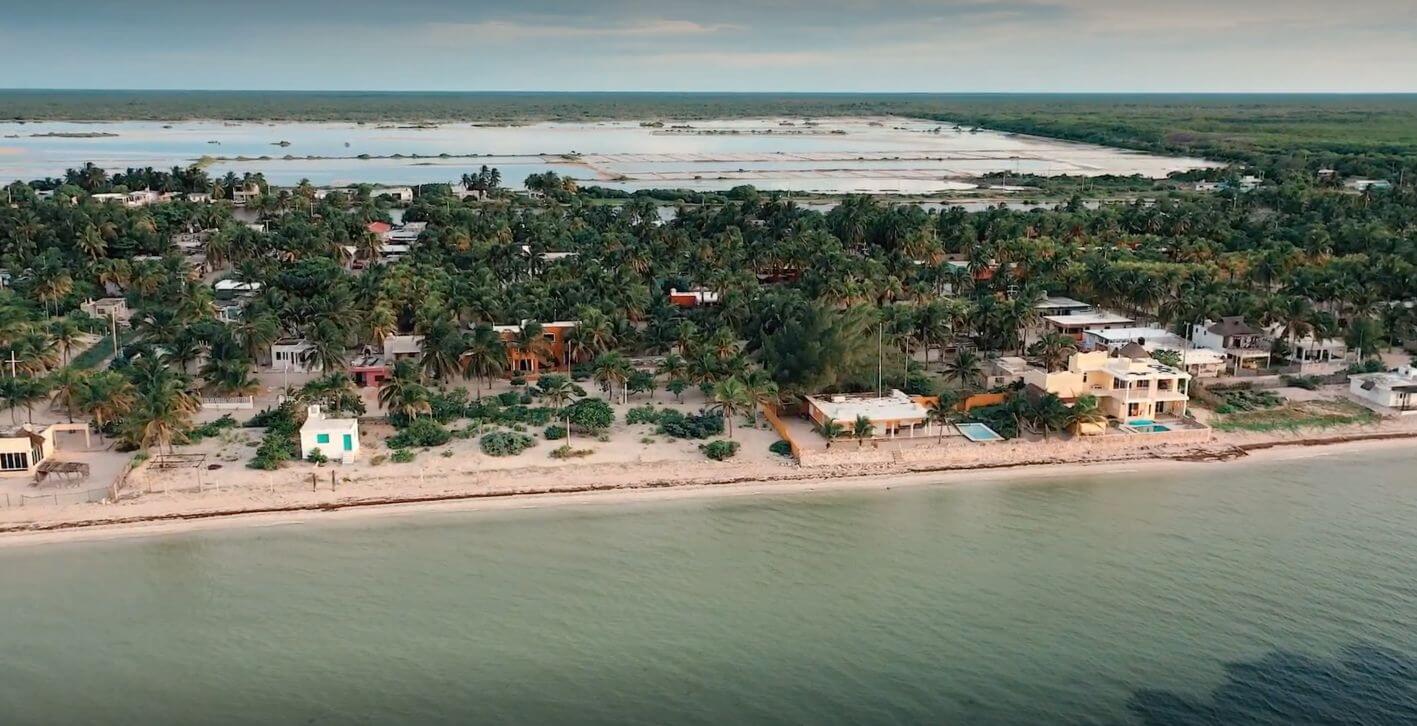 Beachfront condominium with balcony, paddle and tennis court, gym, snack bar, in Telchac, for sale, M&eacute;rida.