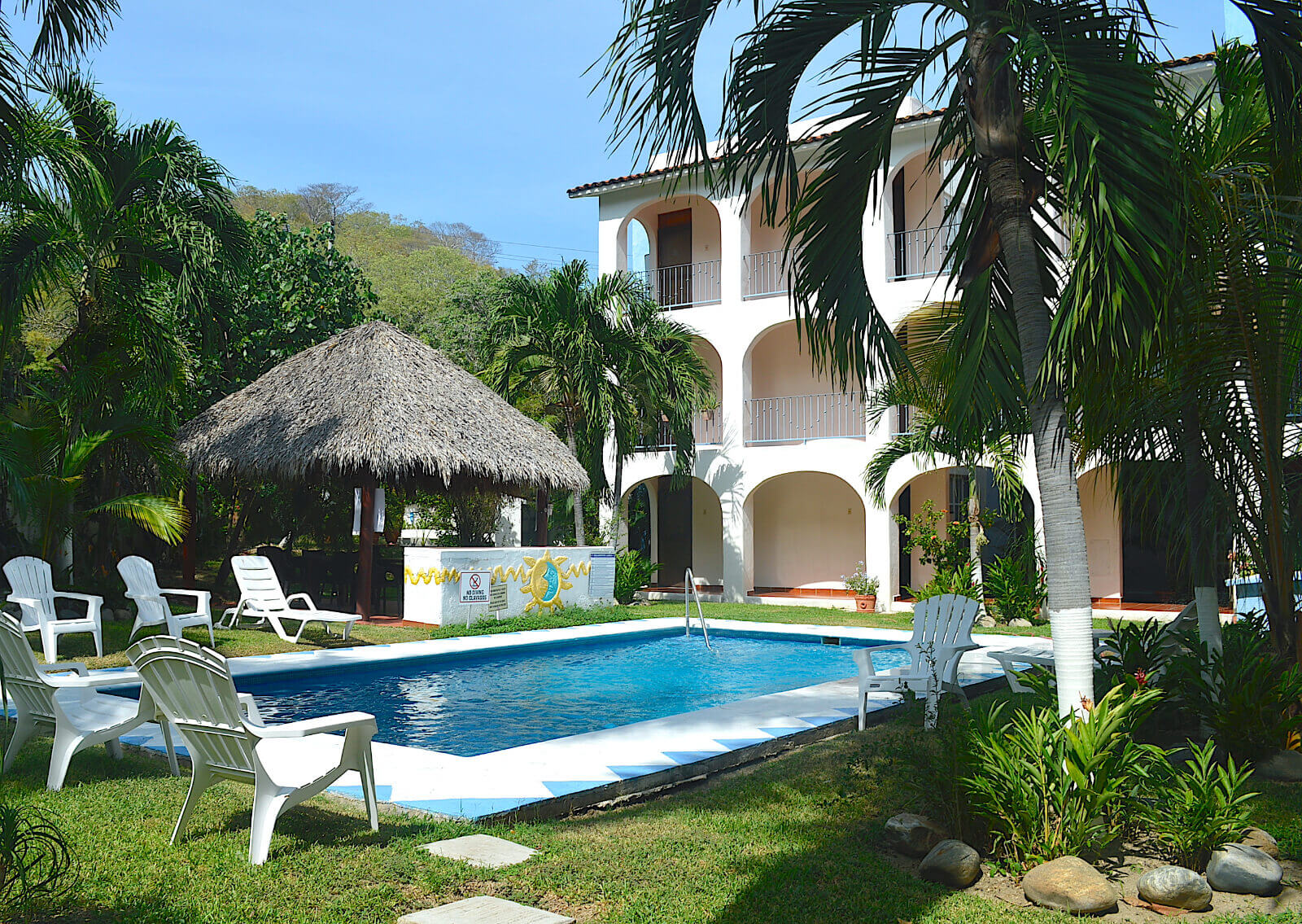 Luxury pet-friendly condominium with pool and gym for sale in Huatulco.