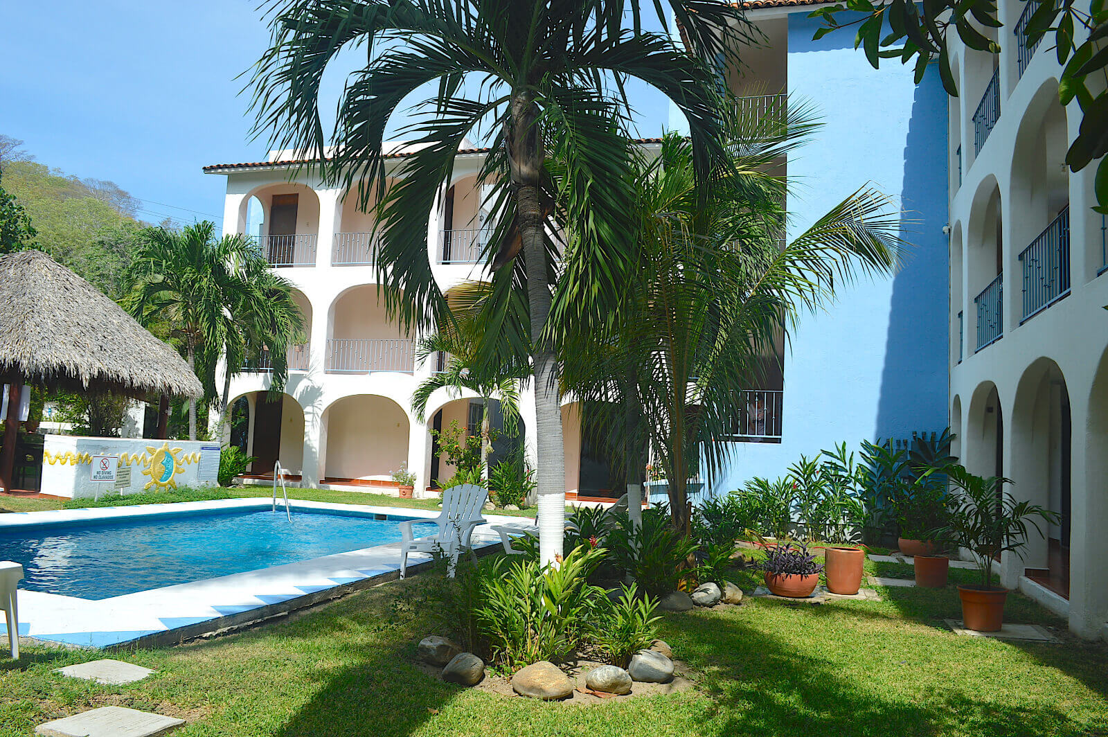 Luxury pet-friendly condominium with pool and gym for sale in Huatulco.