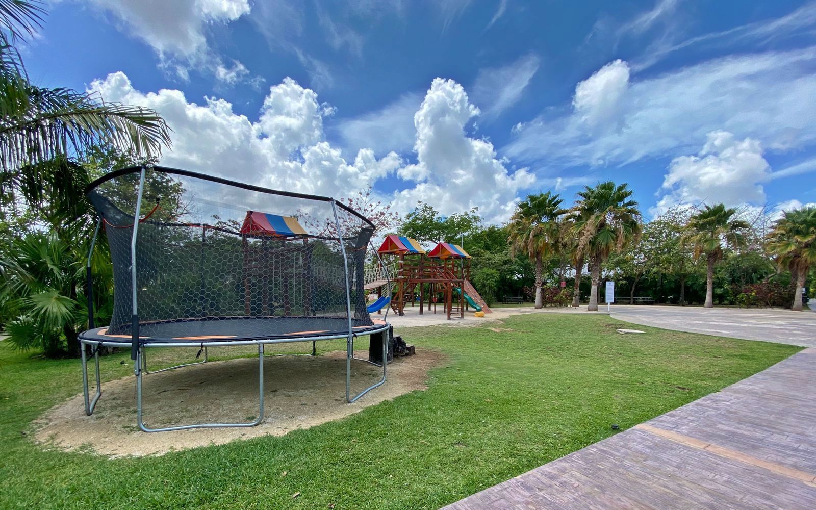 House with Private Pool for Sale, Huayac&aacute;n, Canc&uacute;n