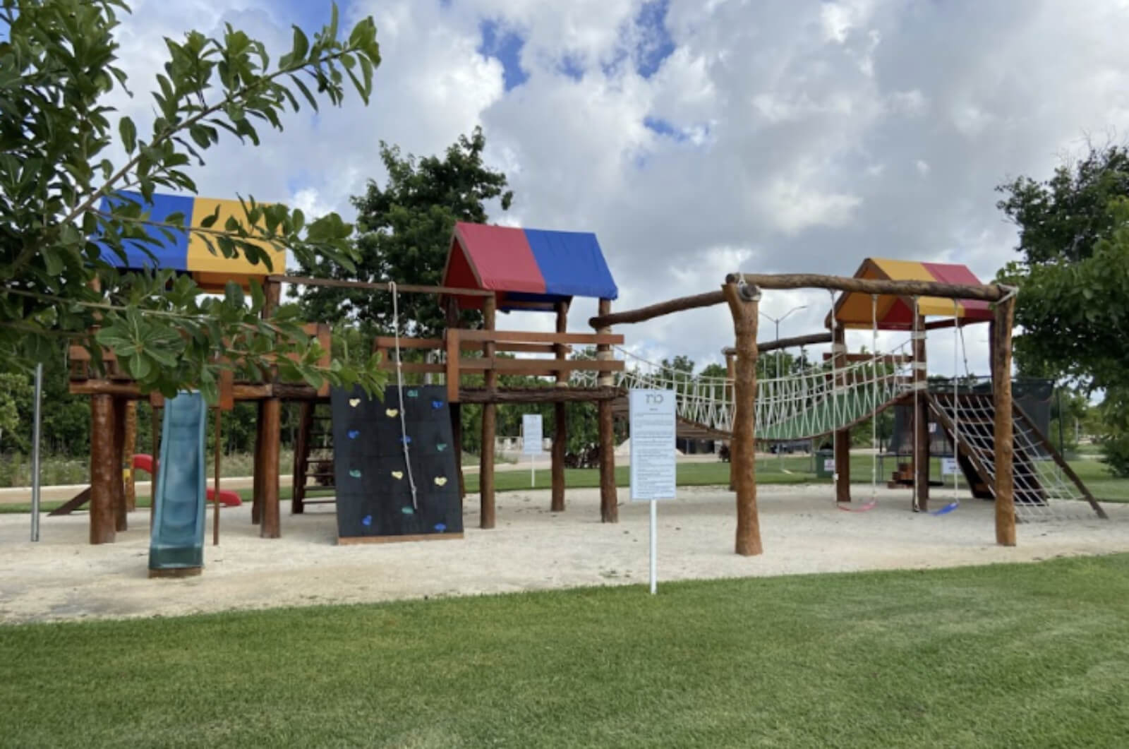 House with private pool, double height, marble floors, for sale in Residencial Rio, Cancun