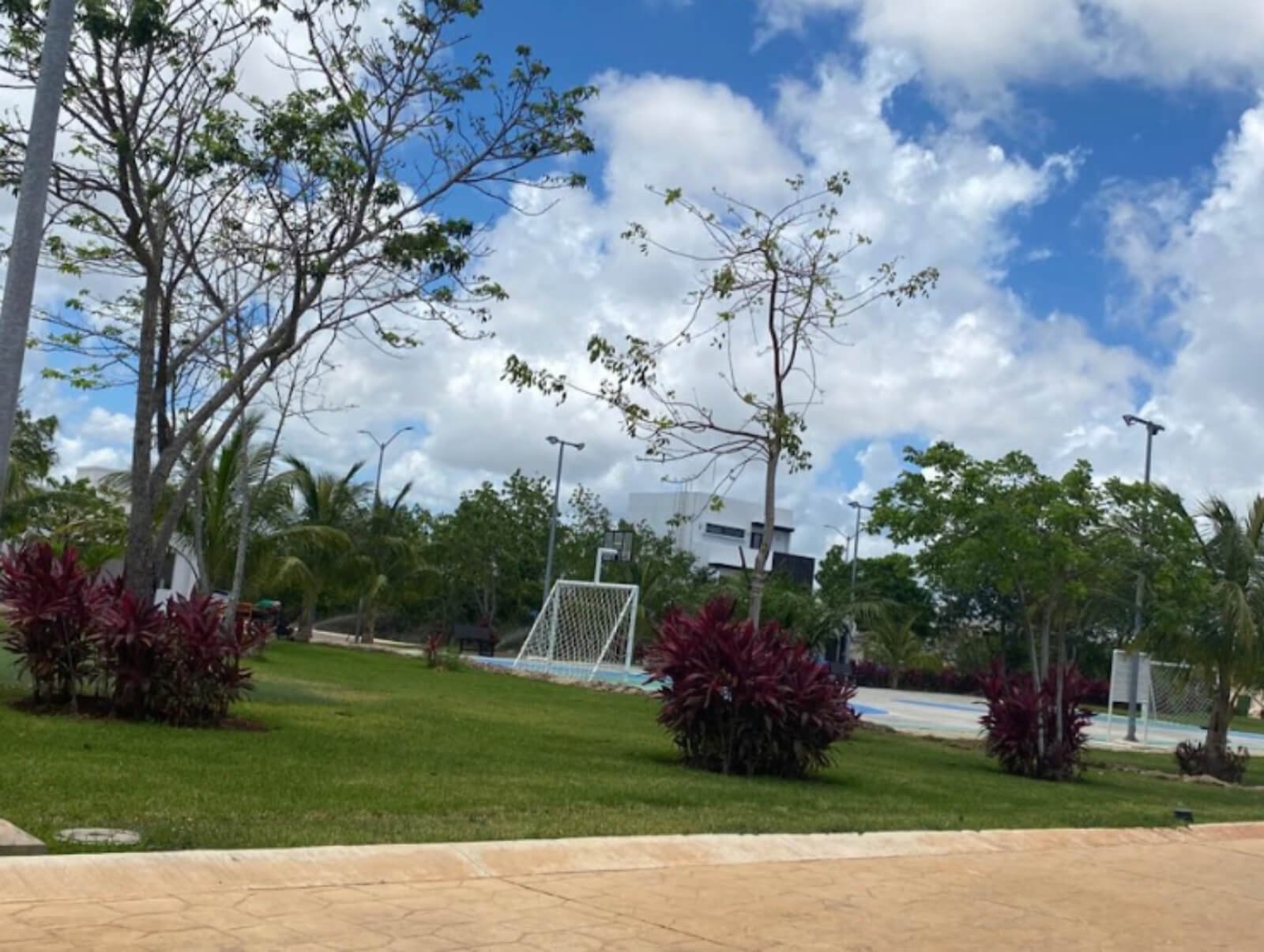 House with private pool, double height, marble floors, for sale in Residencial Rio, Cancun