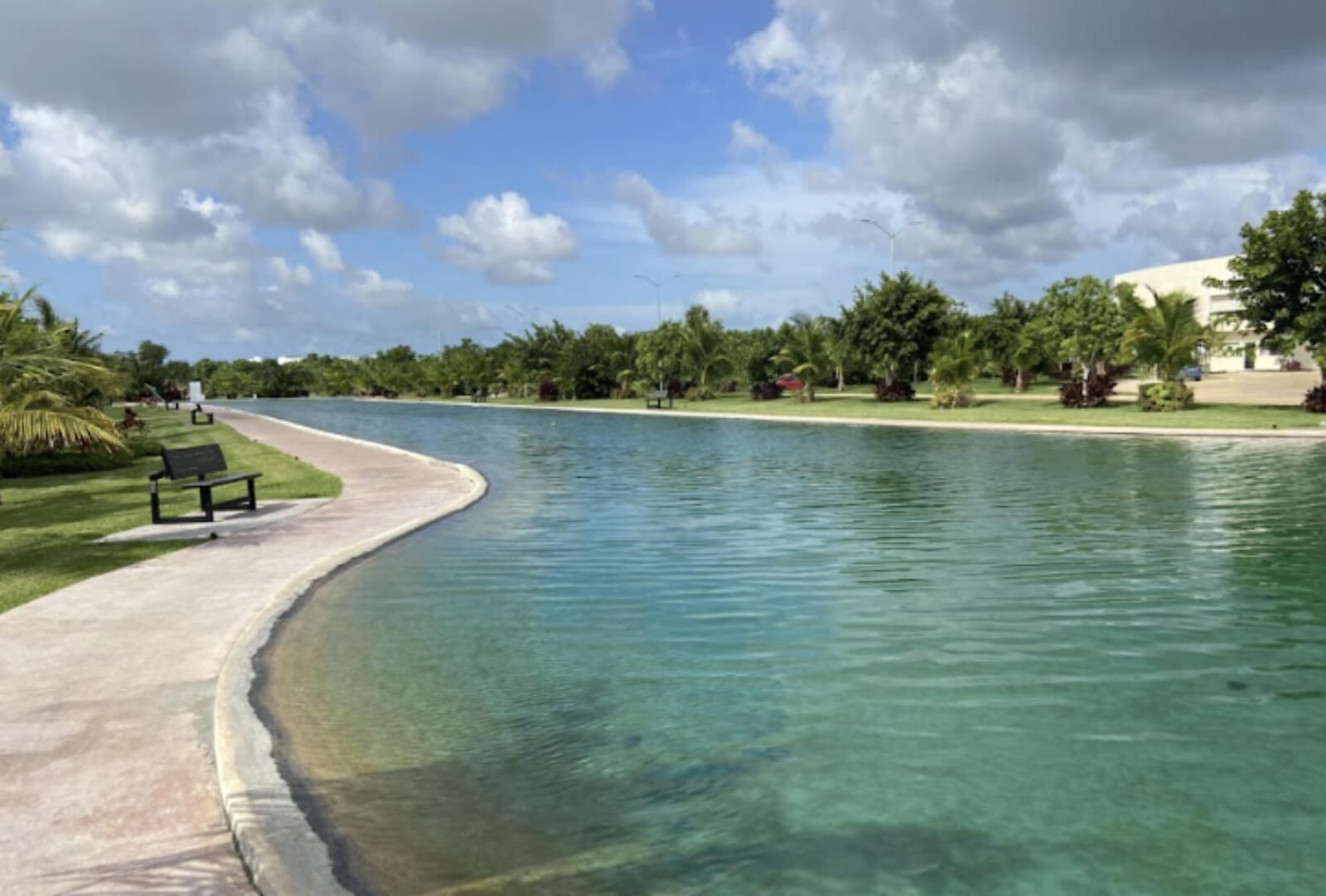 House with private pool, double height, marble floors, for sale in Residencial Rio, Cancun