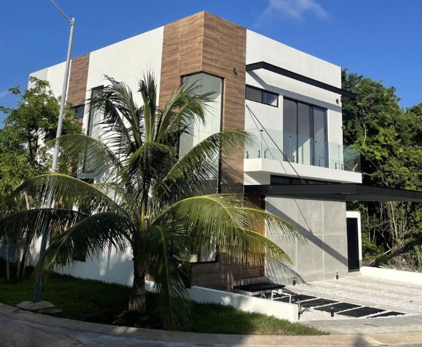 House with private pool, double height, marble floors, for sale in Residencial Rio, Cancun