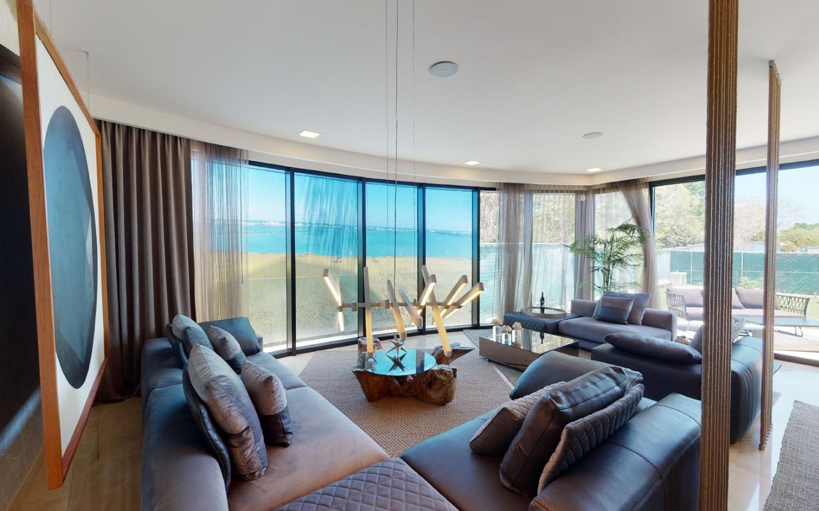 Beautiful apartment overlooking the sea and the marina, with amenities: infinity pool, spa, gym, lounge area, event room, lobby