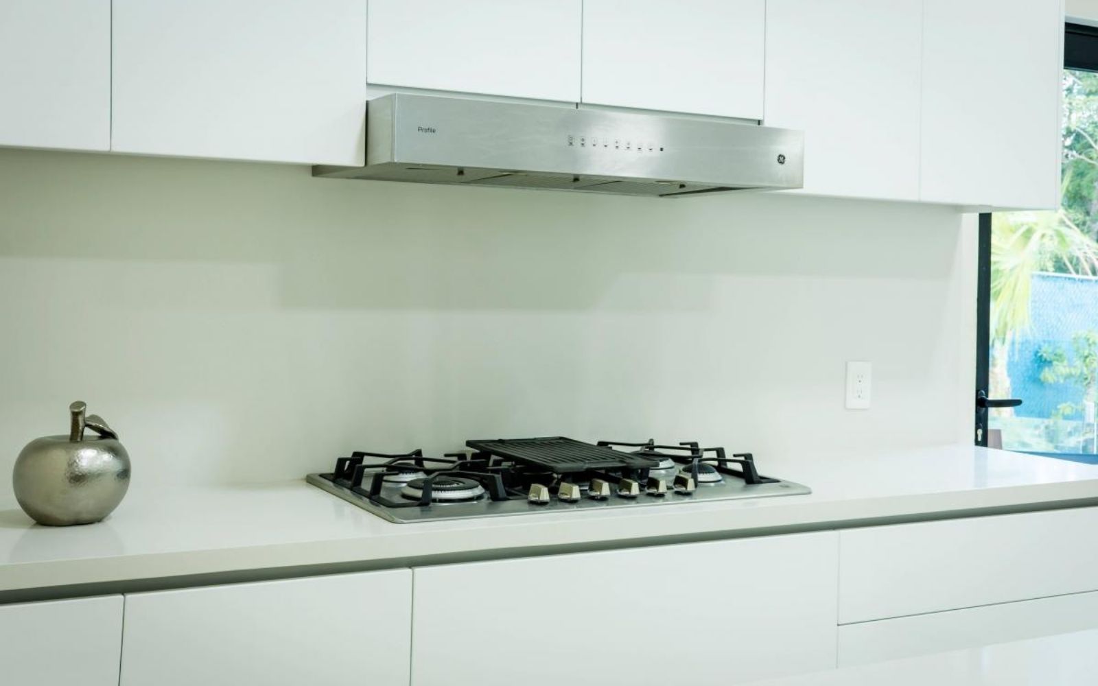 Beautiful apartment overlooking the sea and the marina, with amenities: infinity pool, spa, gym, lounge area, event room, lobby