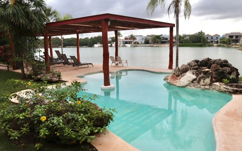 Penthouse with lagoon view, jacuzzi and private terrace, for sale Cancun.