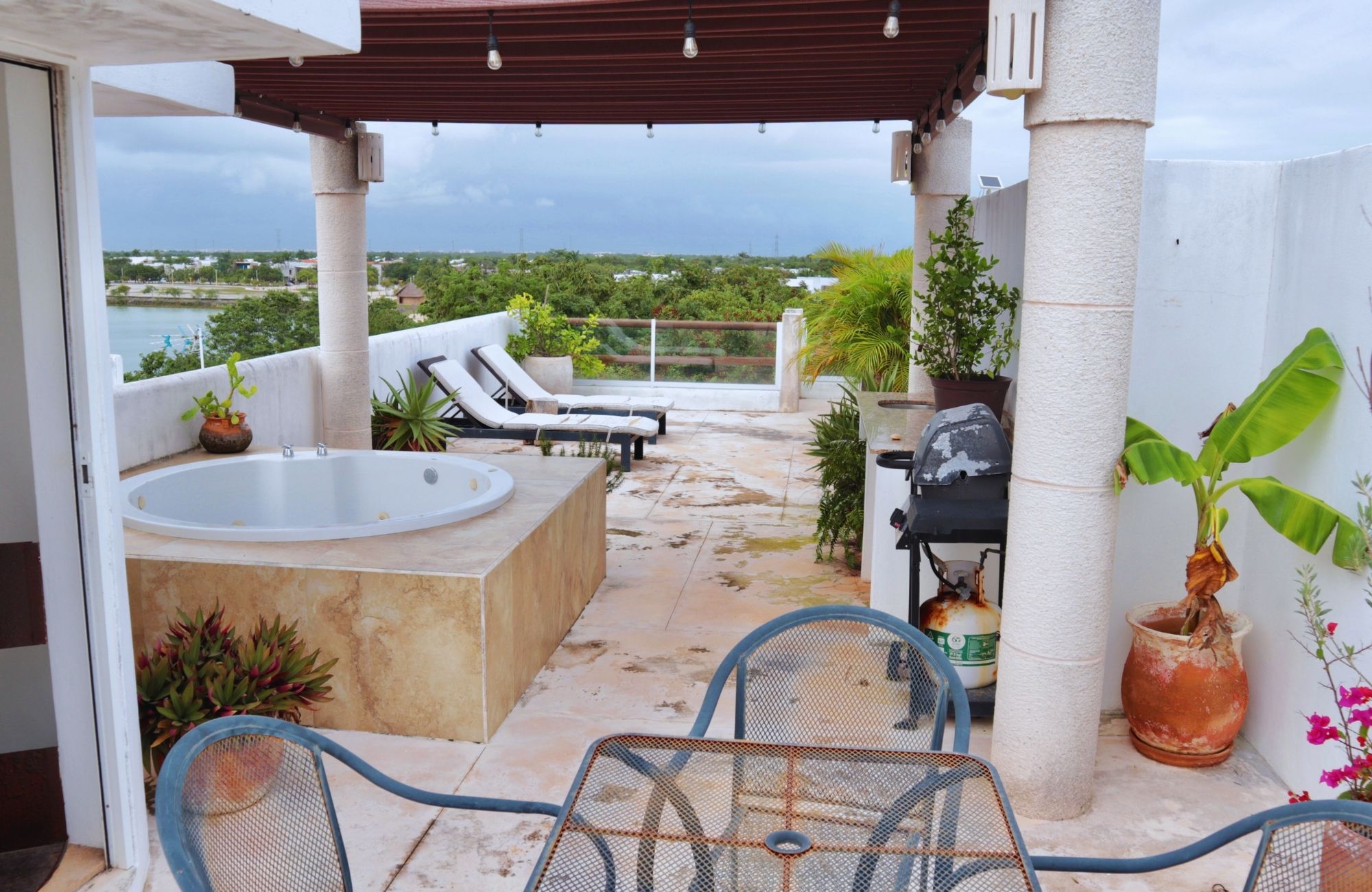 Penthouse 50 meters from the sea, smart home system, gym, kids club, pool, grill, for sale Costa Mujeres Cancun.