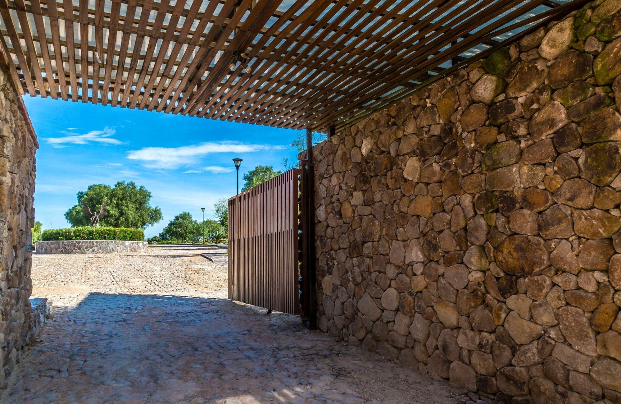 670 sqm lot, pool, gym, jacuzzi, for sale in San Miguel de Allende.