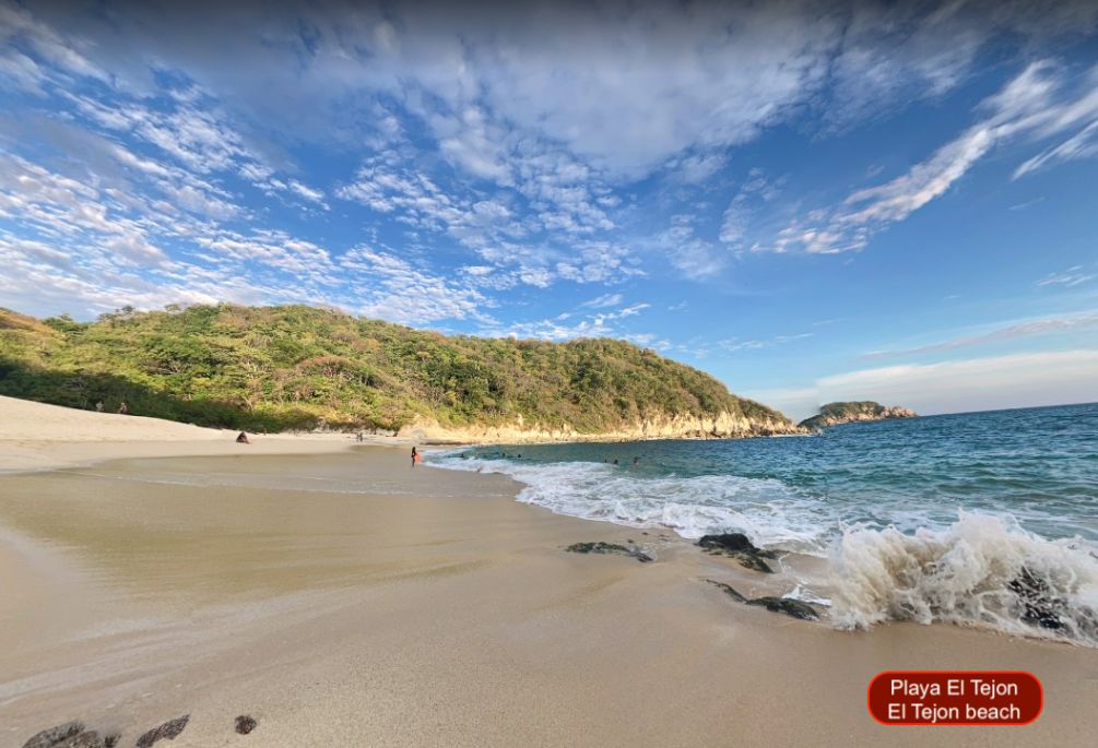 Casa con alberca, terraza, doble altura, sala de tv, en venta Sector O, Huatulco