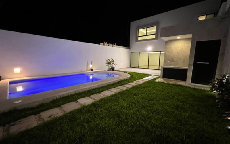 Casa con balc&oacute;n, jard&iacute;n y alberca privada, Repobladores, venta, Cozumel.