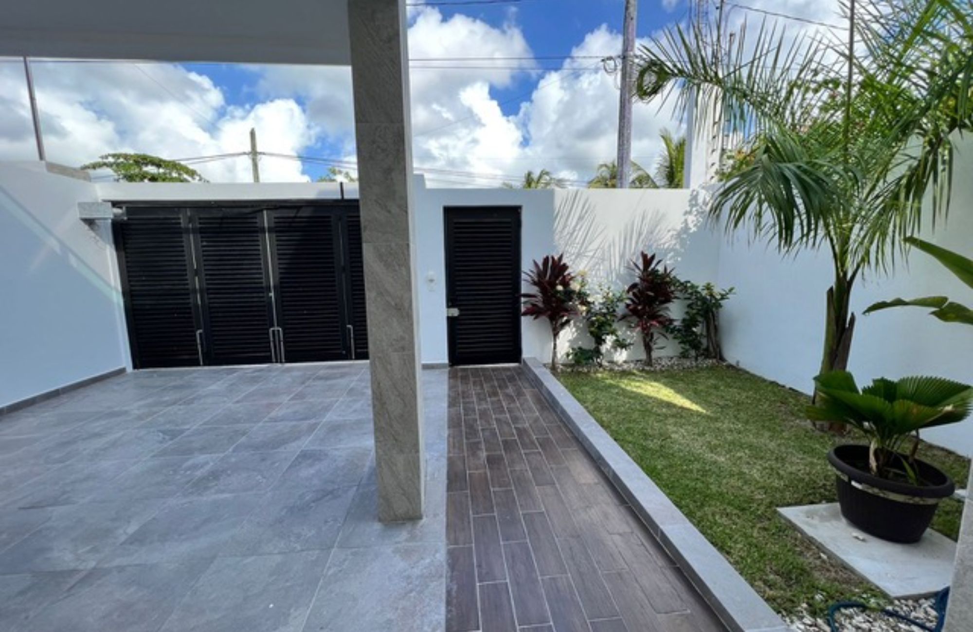 House with garden, private pool, and terrace for sale, Ave. Pedro Joaqu&iacute;n Coldwell, Cozumel