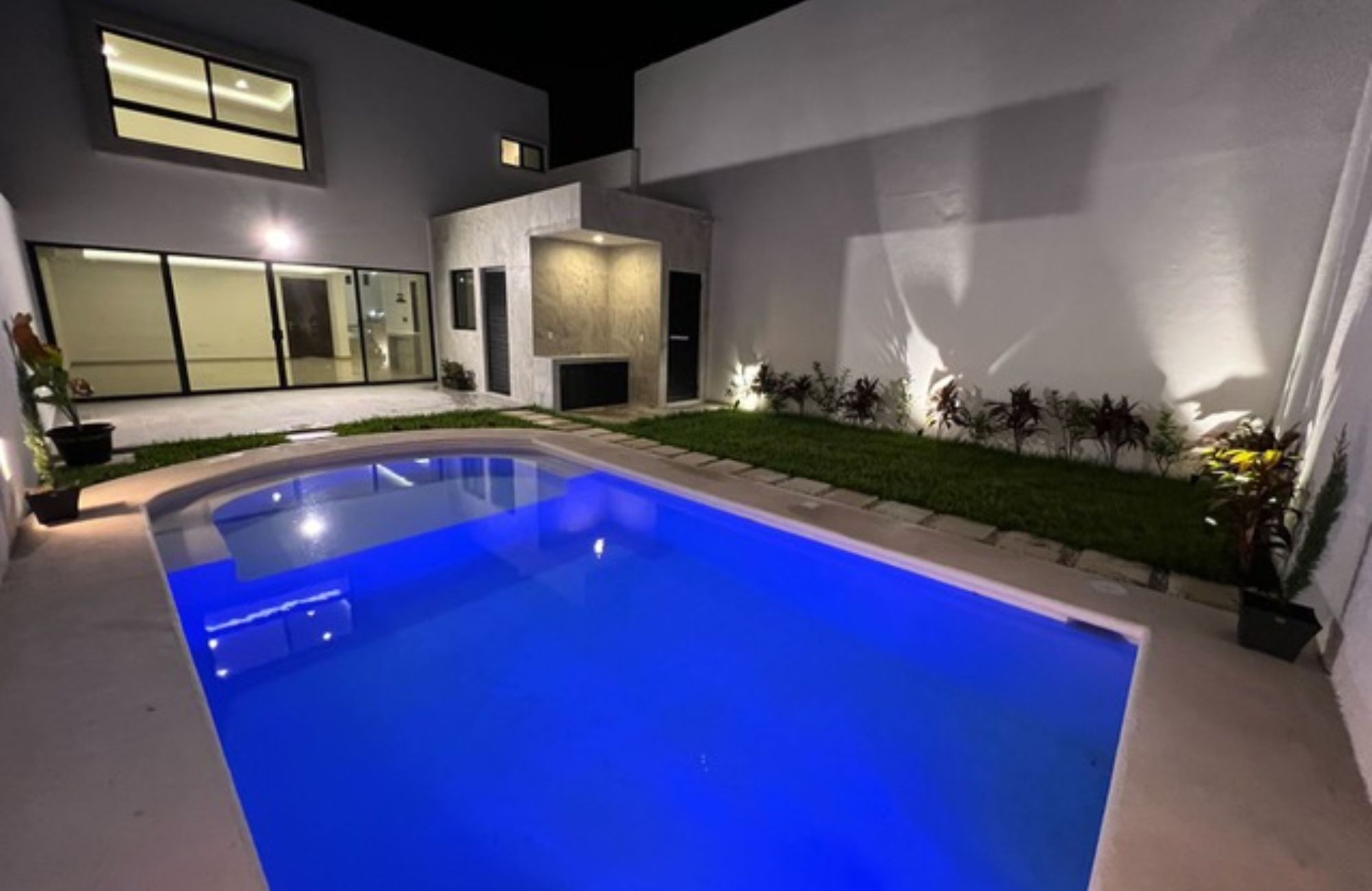 House with garden, private pool, and terrace for sale, Ave. Pedro Joaqu&iacute;n Coldwell, Cozumel