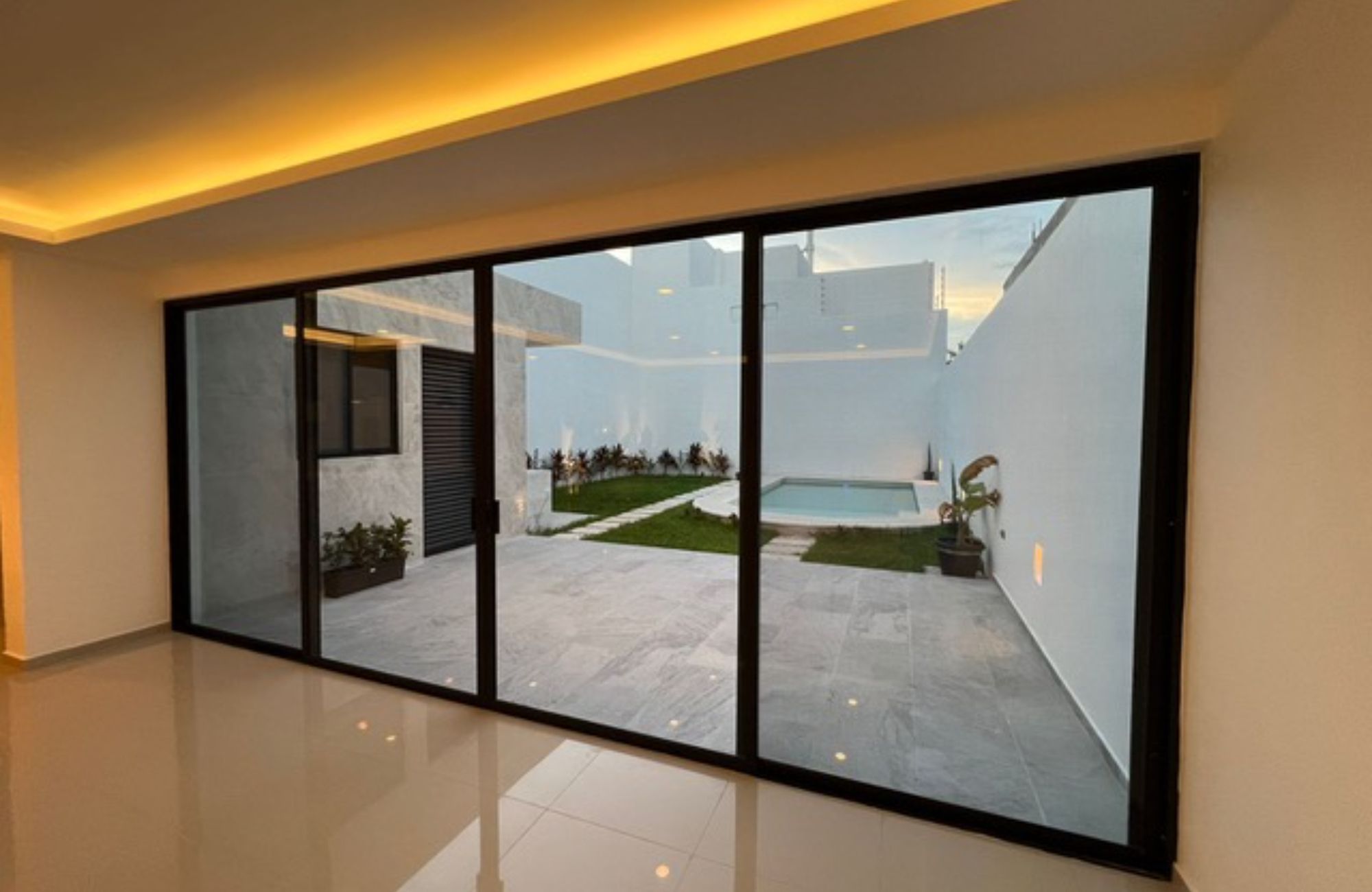 House with garden, private pool, and terrace for sale, Ave. Pedro Joaqu&iacute;n Coldwell, Cozumel