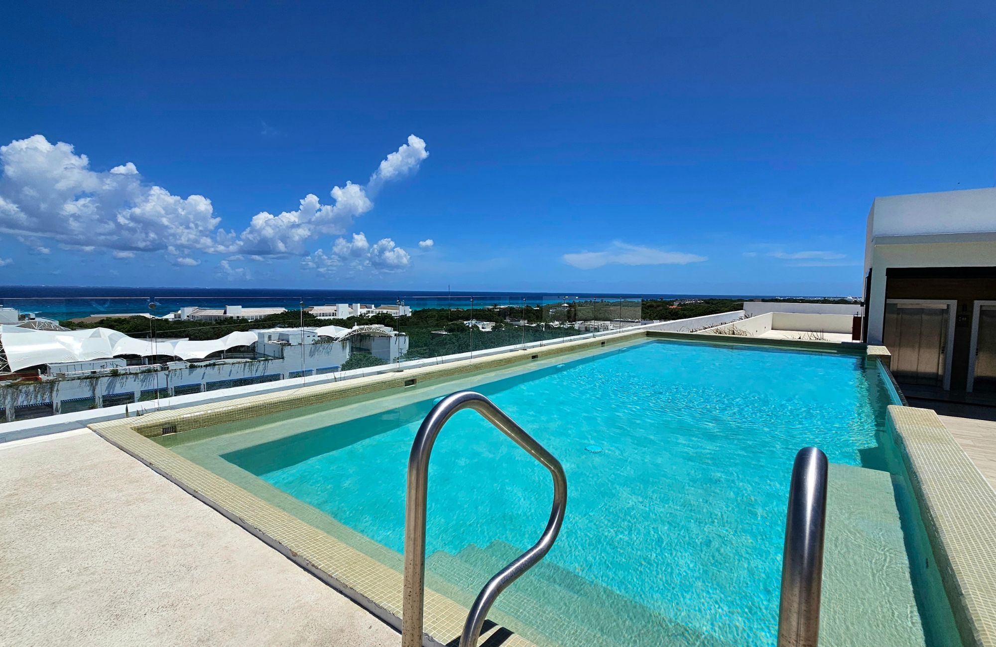 Furnished studio, ocean view from the rooftop, for sale in Cocobeach, Playa del Carmen