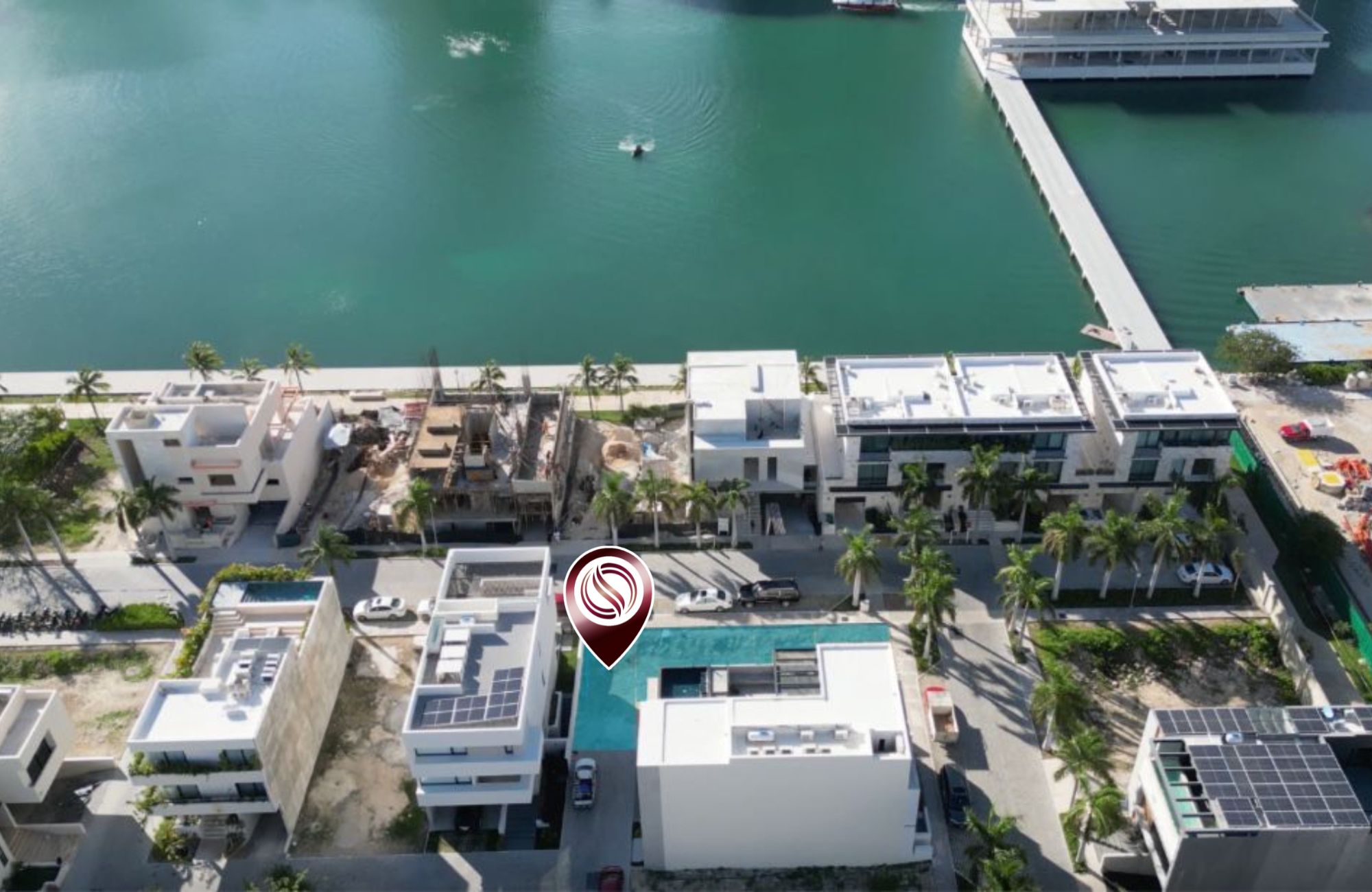 Lakefront land, 1,171 m2 in gated community with amenities for the whole family, clubhouse, sports fields, spa, dog park and much more