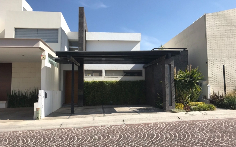 House with garden, terrace, service room, for sale, Juriquilla, Queretaro.