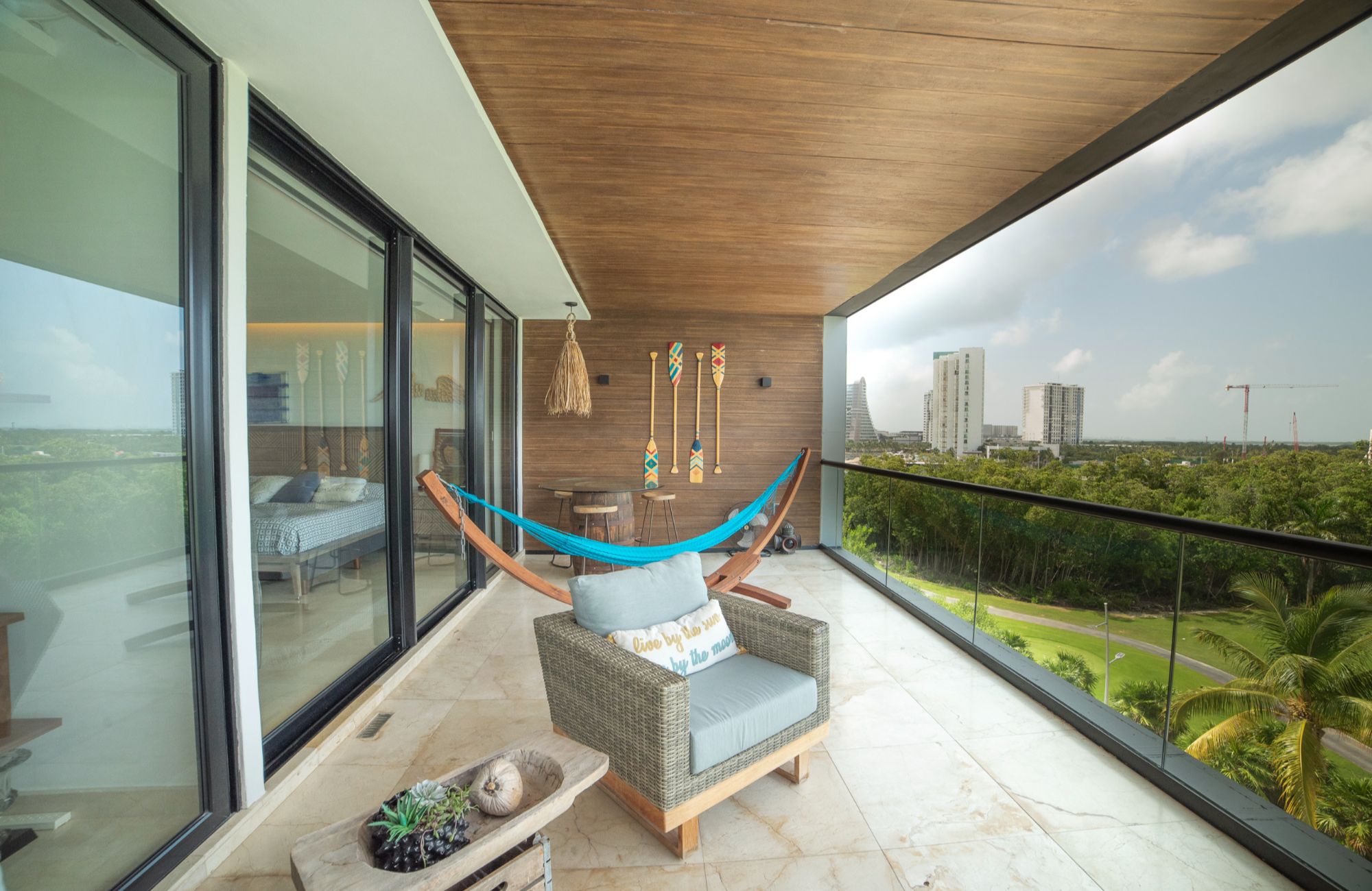 Condominio en edificio sustentable con vista al mar, campo de golf y reserva natural. Totalmente equipado y con amenidades, alberca