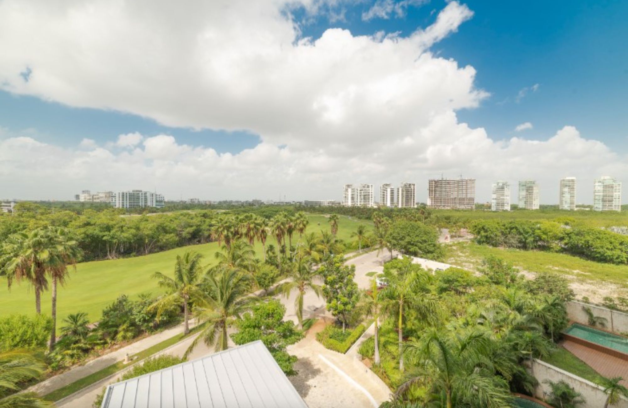 Condominio en edificio sustentable con vista al mar, campo de golf y reserva natural. Totalmente equipado y con amenidades, alberca