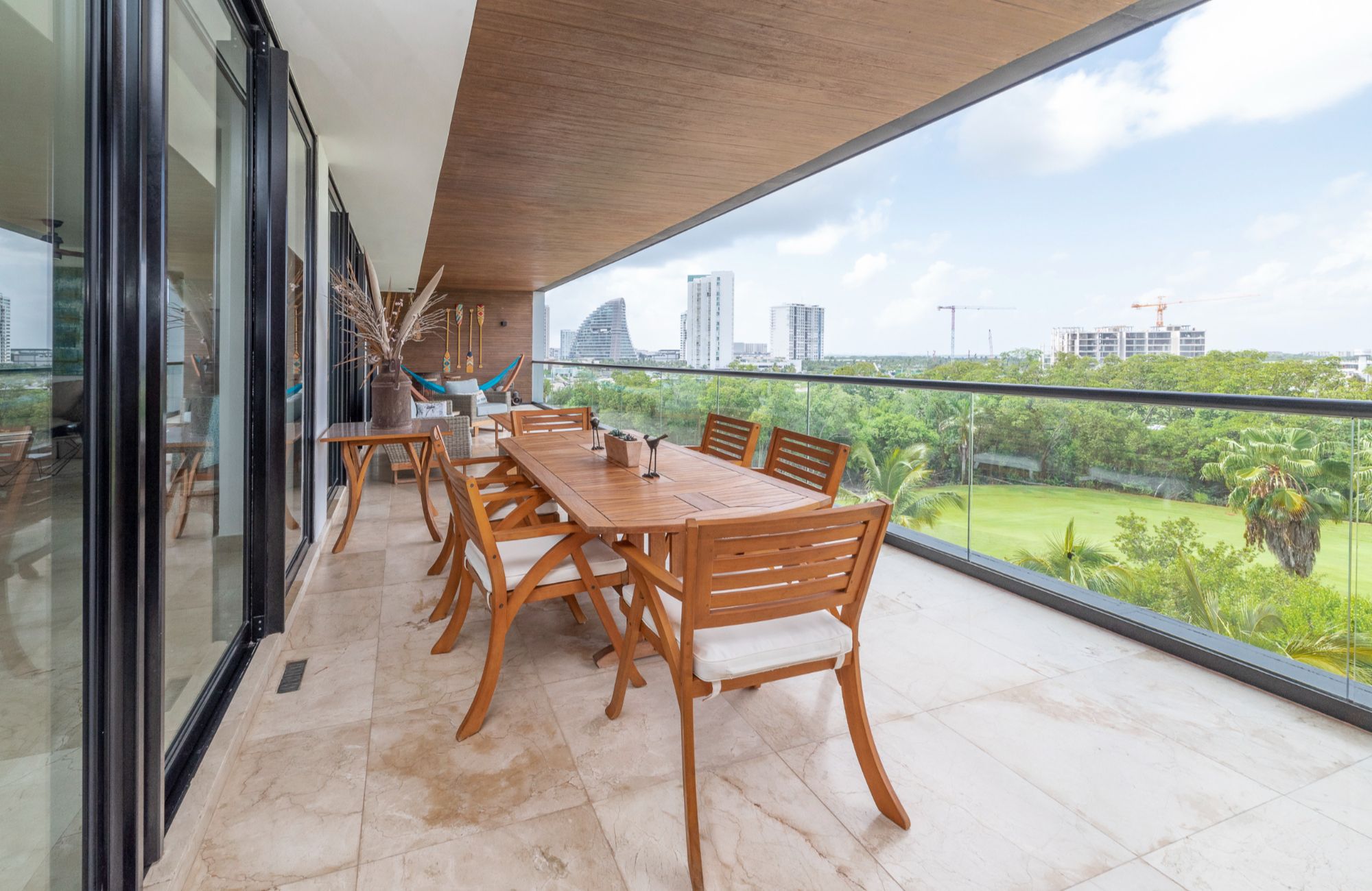 Condominio en edificio sustentable con vista al mar, campo de golf y reserva natural. Totalmente equipado y con amenidades, alberca