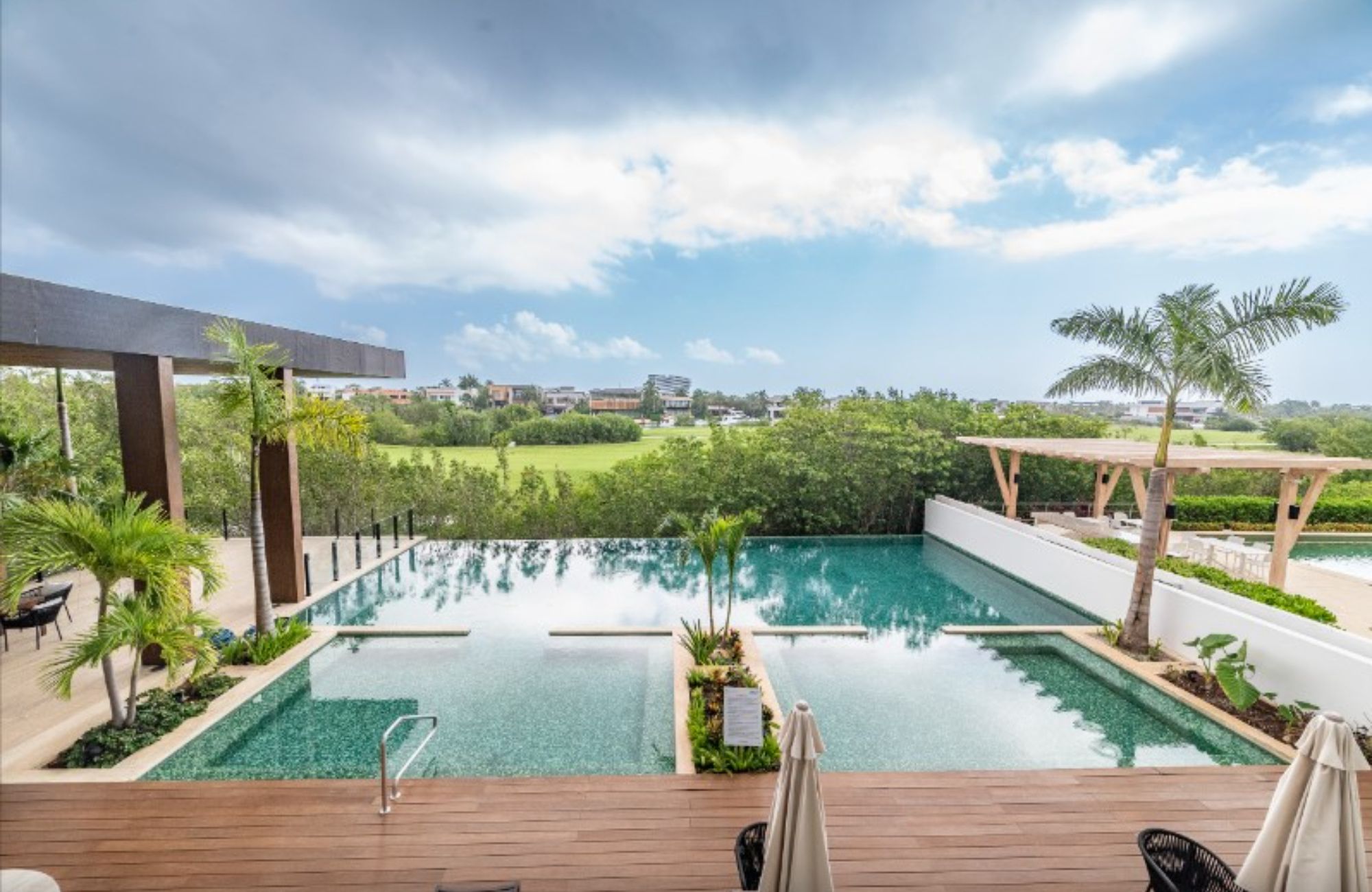 Condominio en edificio sustentable con vista al mar, campo de golf y reserva natural. Totalmente equipado y con amenidades, alberca