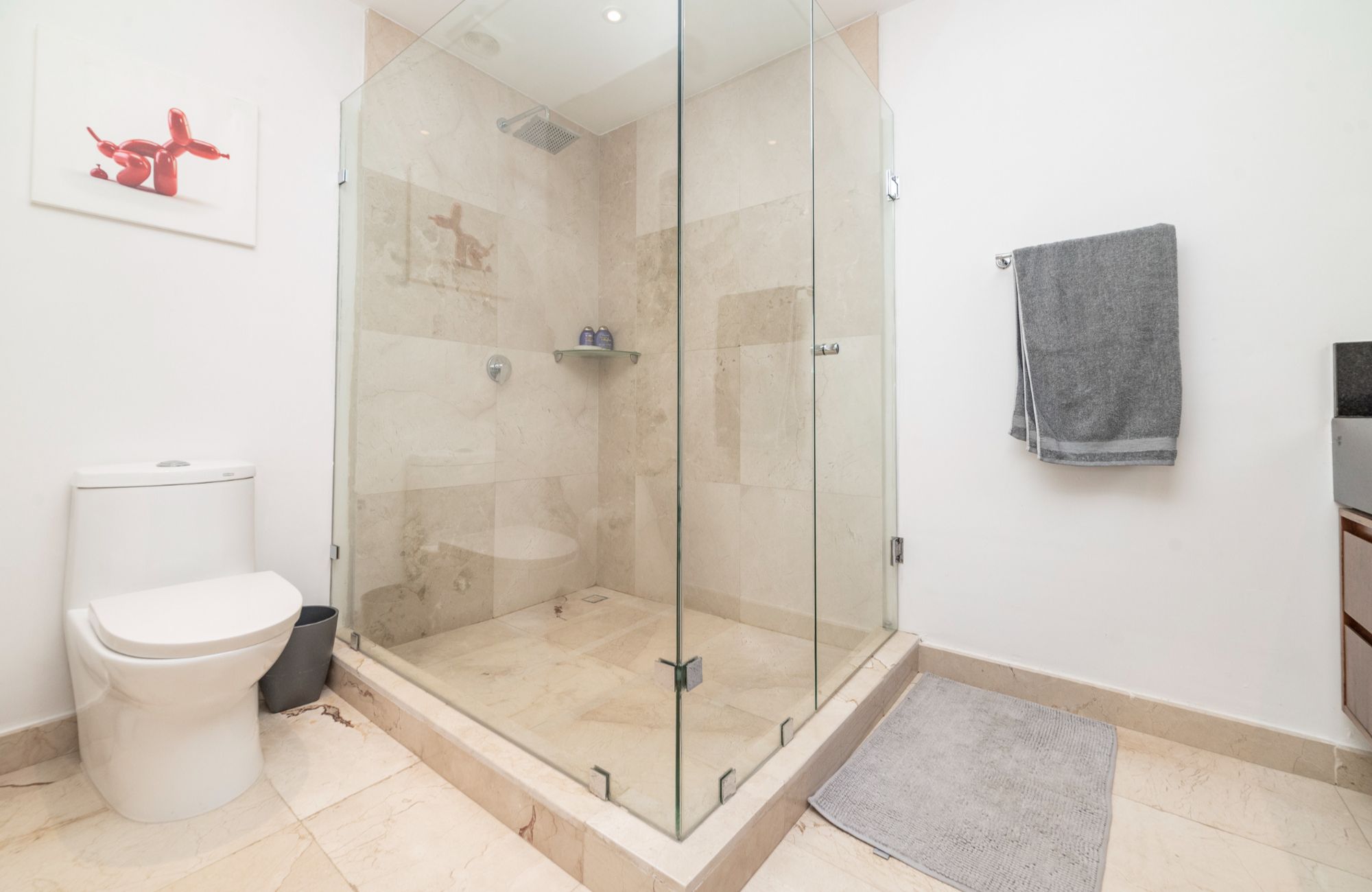 Condominio en edificio sustentable con vista al mar, campo de golf y reserva natural. Totalmente equipado y con amenidades, alberca