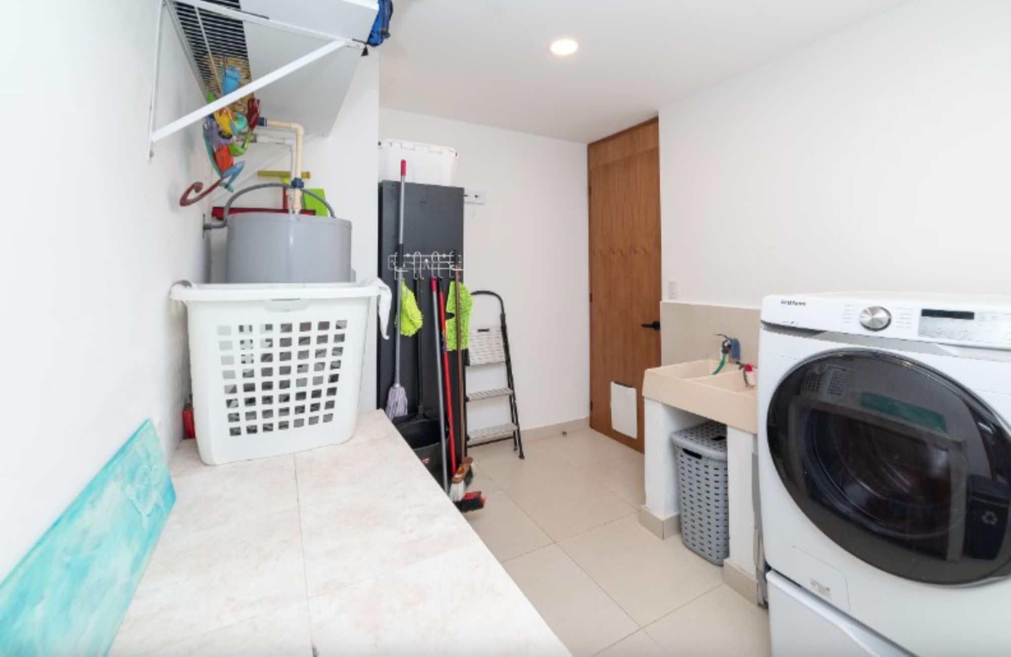 Condominio en edificio sustentable con vista al mar, campo de golf y reserva natural. Totalmente equipado y con amenidades, alberca