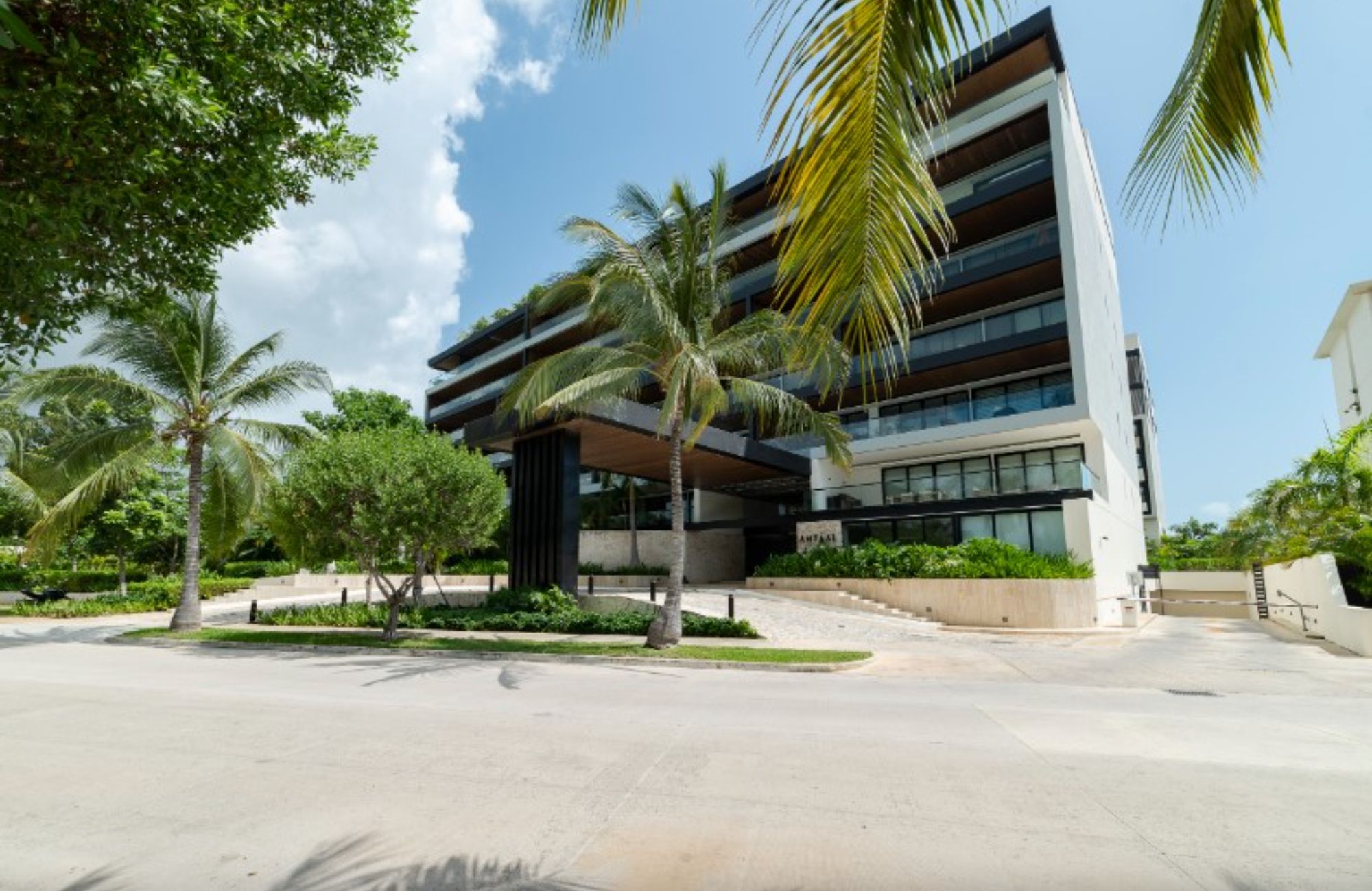 Condominio en edificio sustentable con vista al mar, campo de golf y reserva natural. Totalmente equipado y con amenidades, alberca