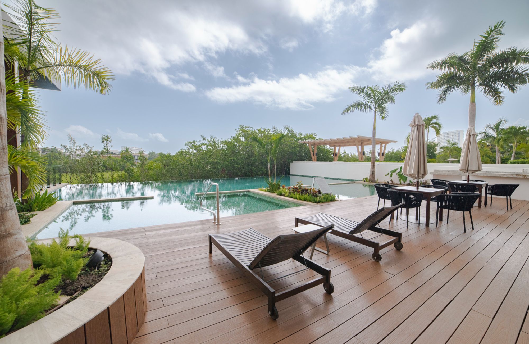 Condominio en edificio sustentable con vista al mar, campo de golf y reserva natural. Totalmente equipado y con amenidades, alberca