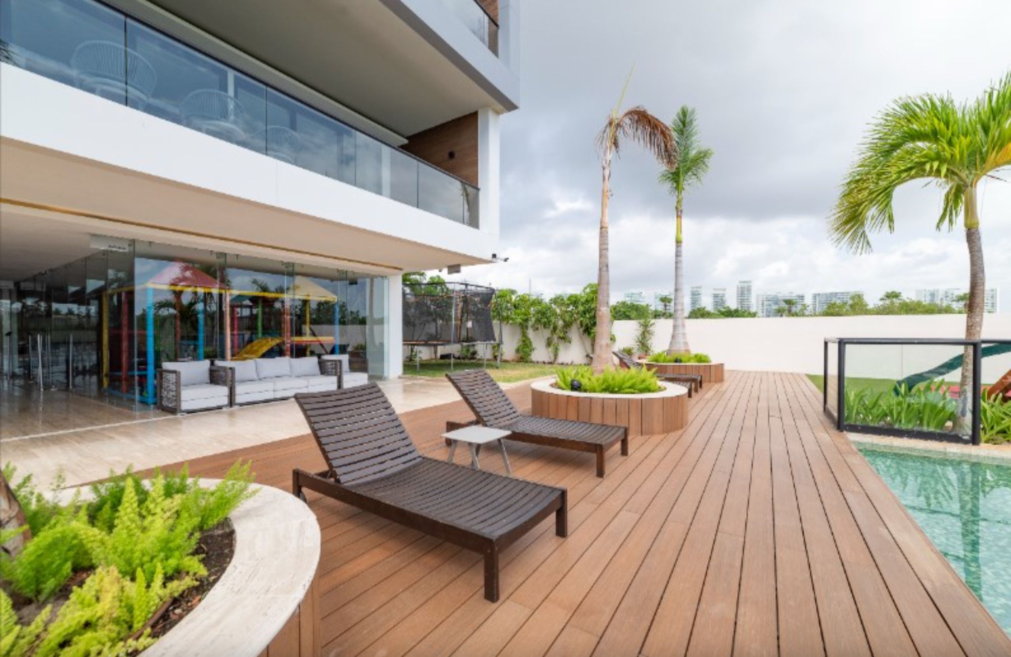 Condominio en edificio sustentable con vista al mar, campo de golf y reserva natural. Totalmente equipado y con amenidades, alberca