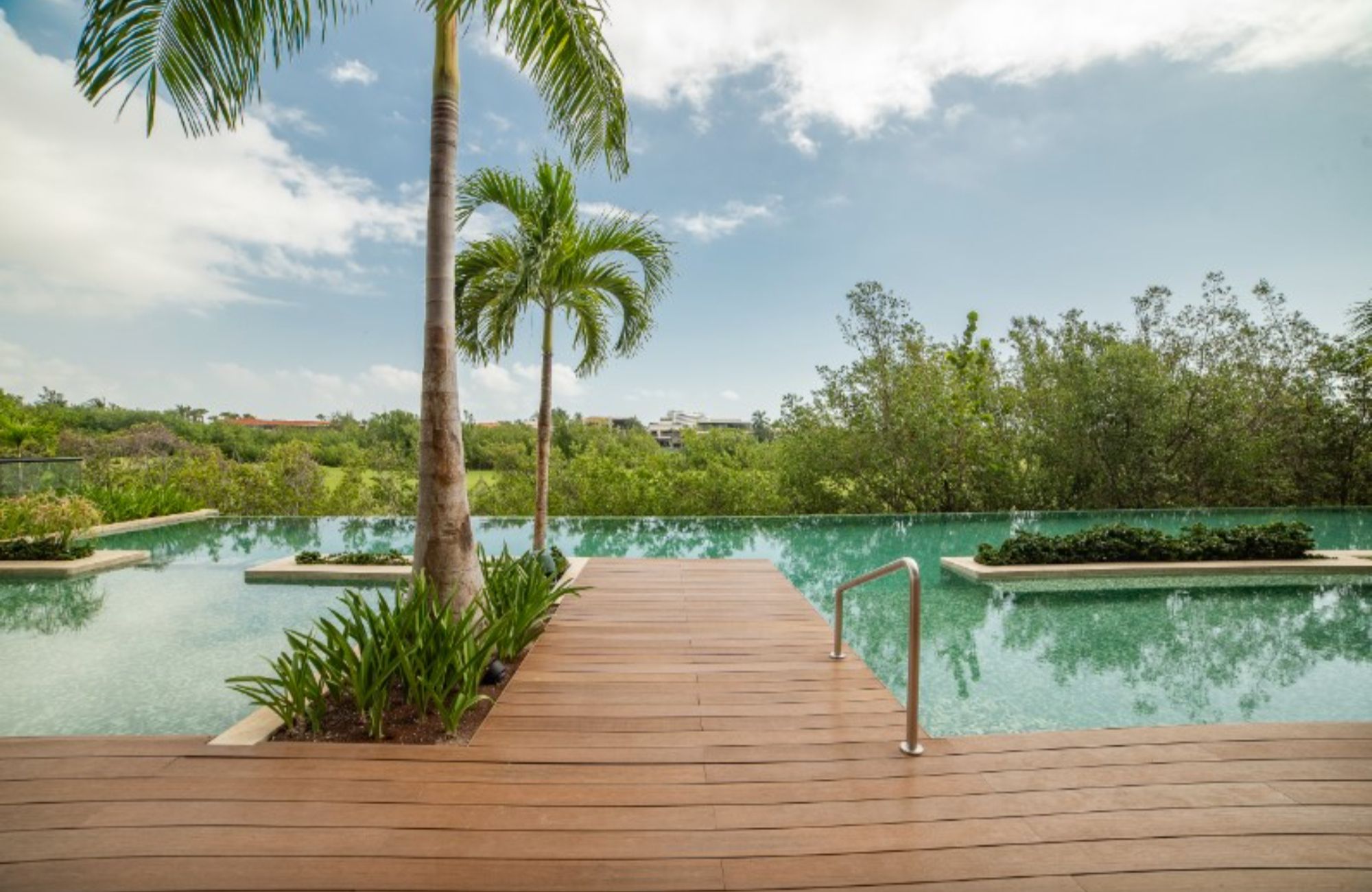 Condominio en edificio sustentable con vista al mar, campo de golf y reserva natural. Totalmente equipado y con amenidades, alberca