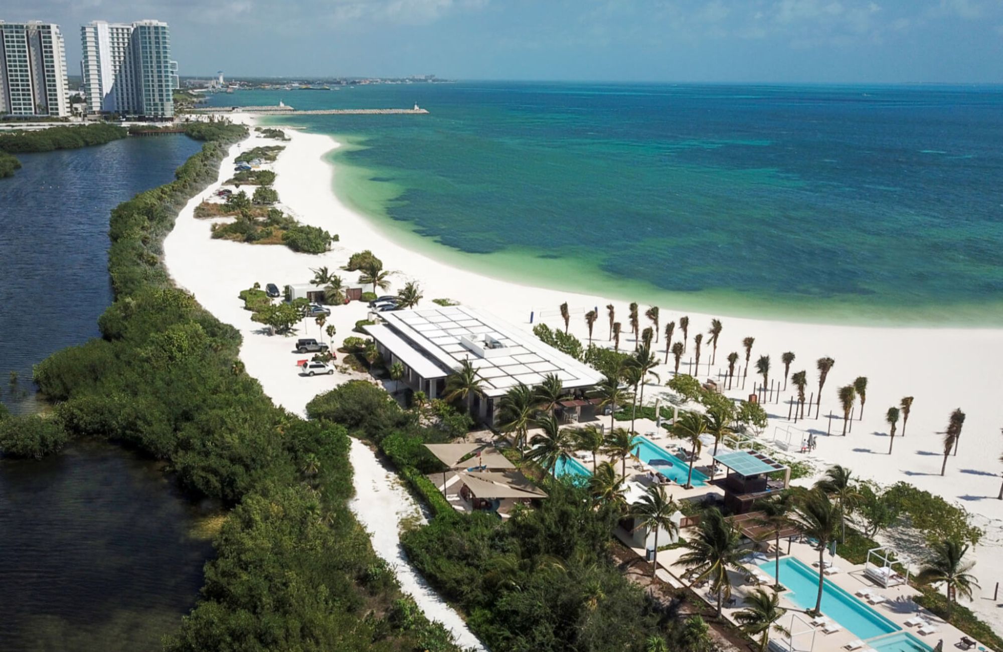 Condominio en edificio sustentable con vista al mar, campo de golf y reserva natural. Totalmente equipado y con amenidades, alberca