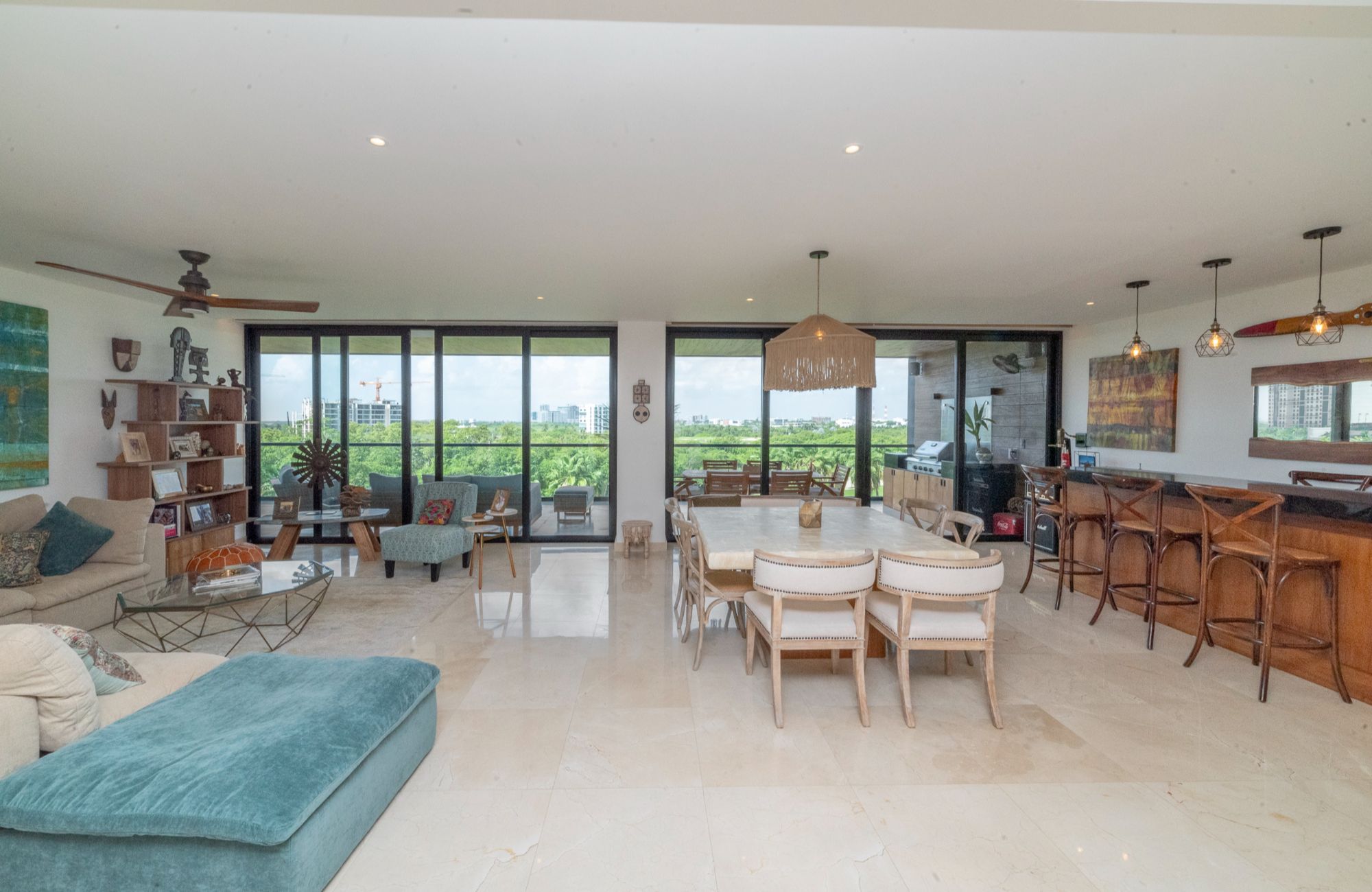 Condominio en edificio sustentable con vista al mar, campo de golf y reserva natural. Totalmente equipado y con amenidades, alberca