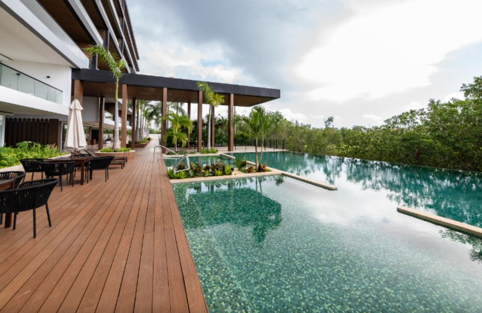 Condominio en edificio sustentable con vista al mar, campo de golf y reserva natural. Totalmente equipado y con amenidades, alberca