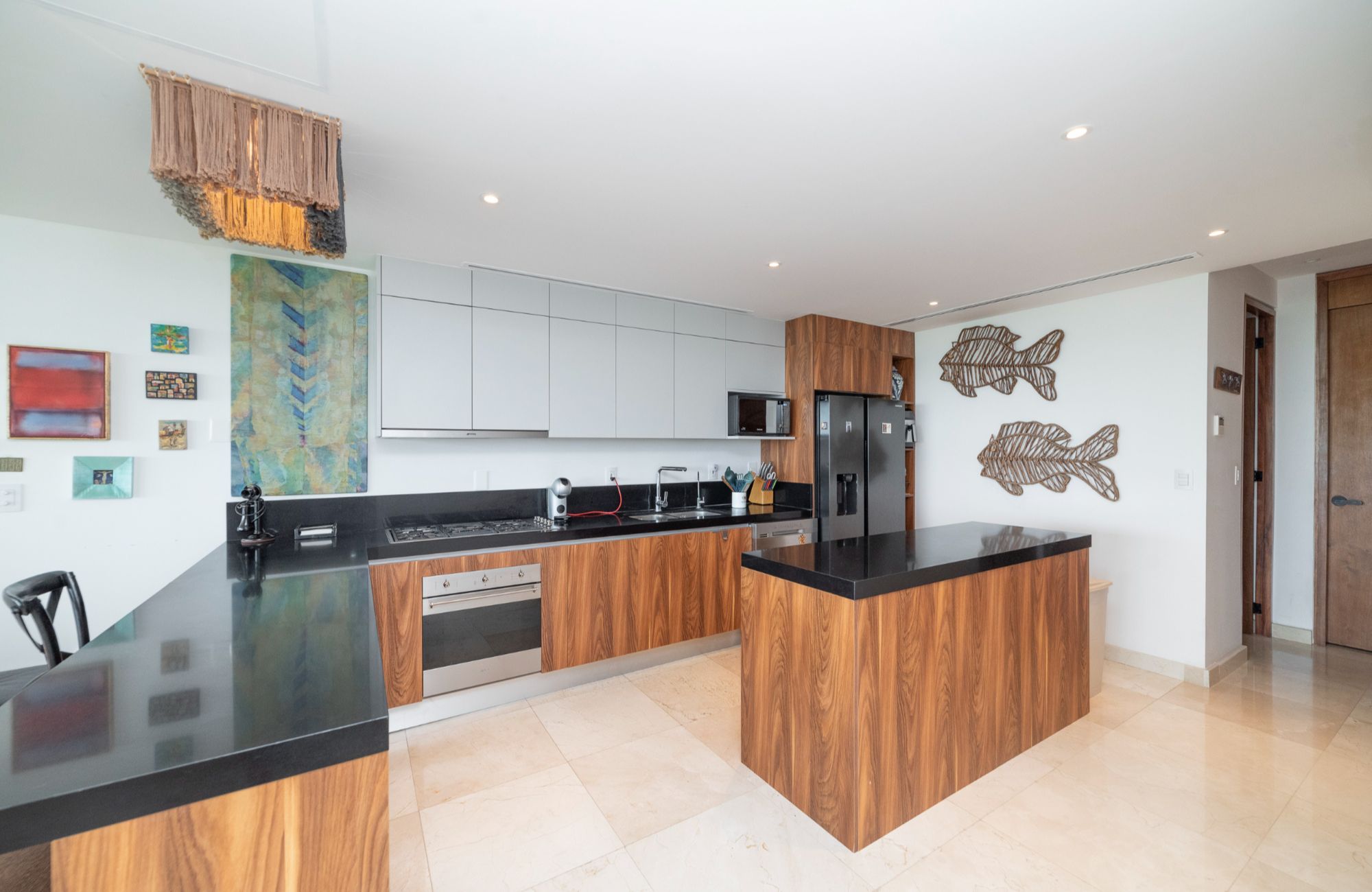 Condominio en edificio sustentable con vista al mar, campo de golf y reserva natural. Totalmente equipado y con amenidades, alberca