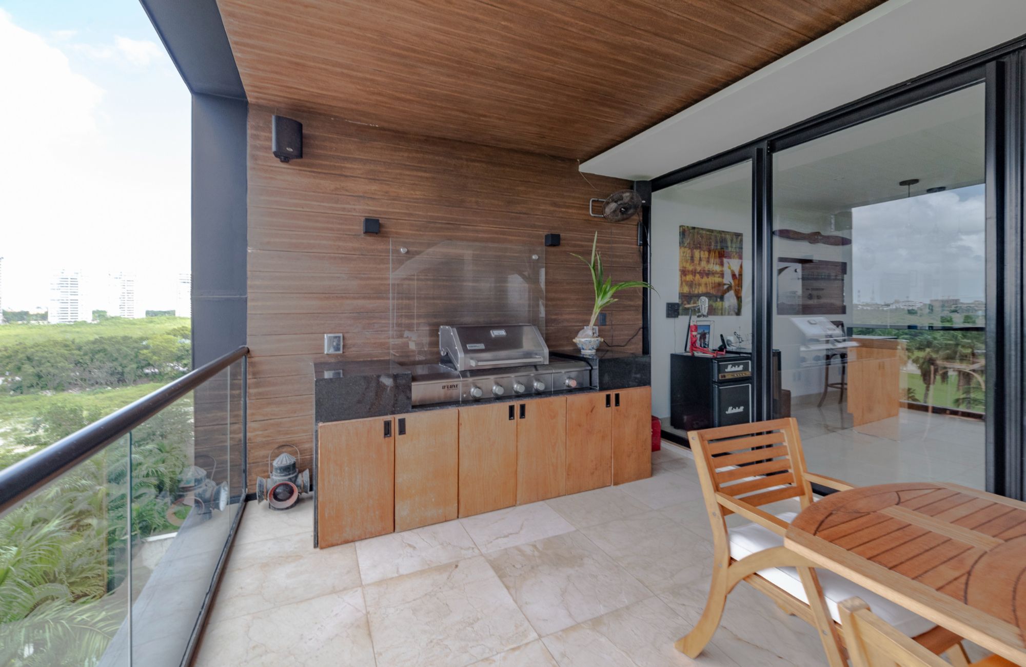 Condominio en edificio sustentable con vista al mar, campo de golf y reserva natural. Totalmente equipado y con amenidades, alberca