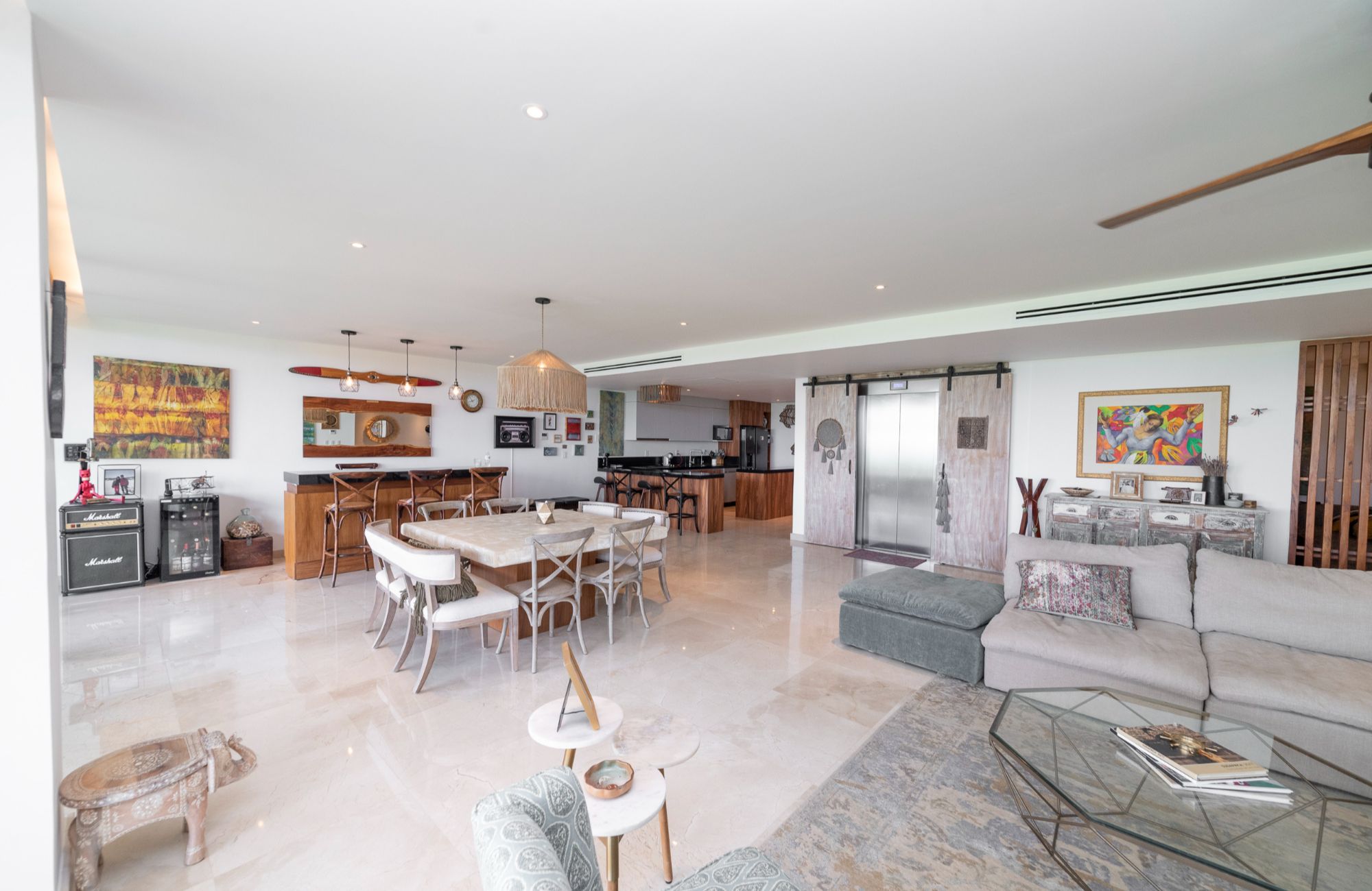 Condominio en edificio sustentable con vista al mar, campo de golf y reserva natural. Totalmente equipado y con amenidades, alberca