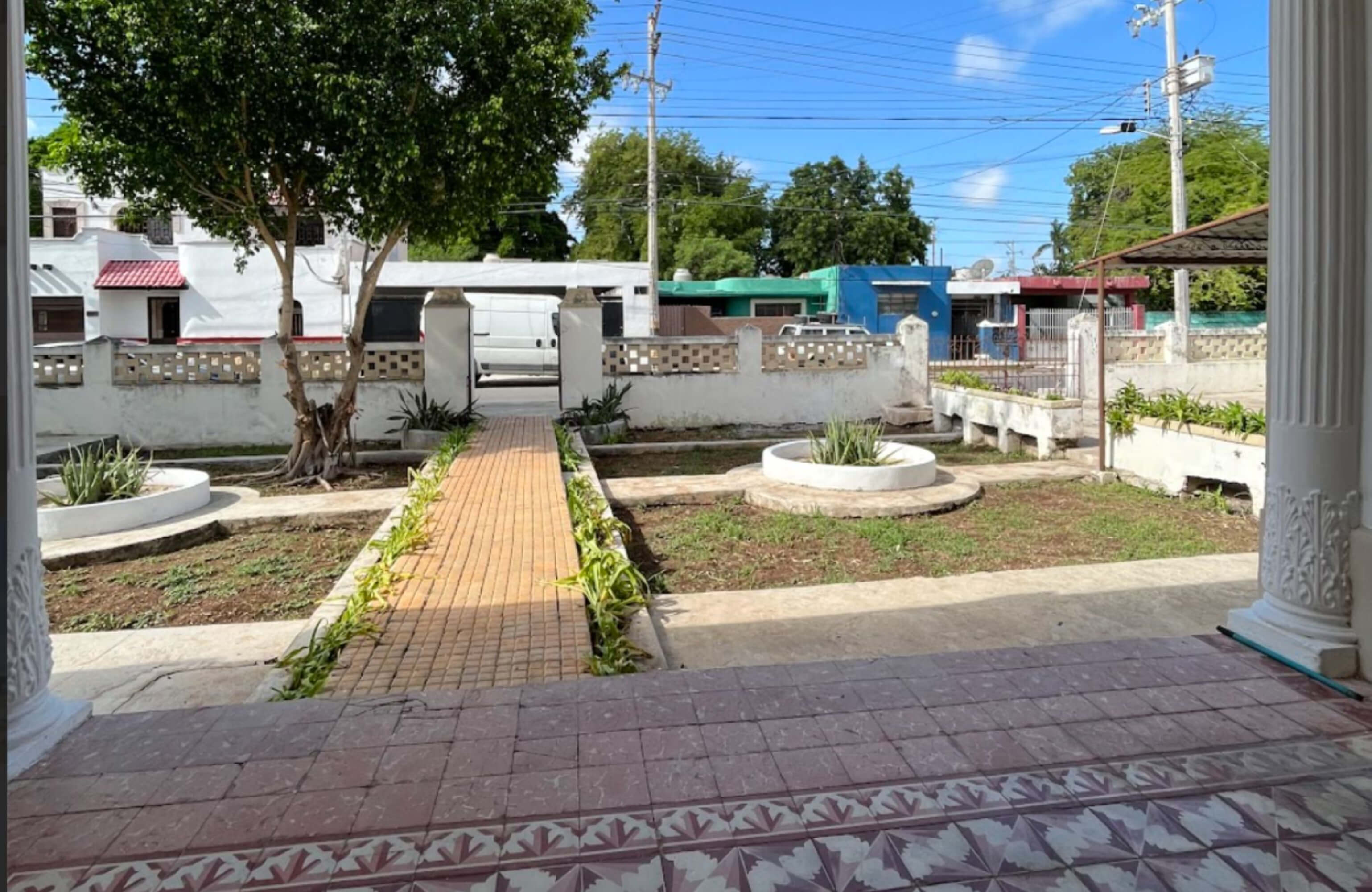 Residence with garden and private pool for sale, Yucat&aacute;n Country Club, M&eacute;rida