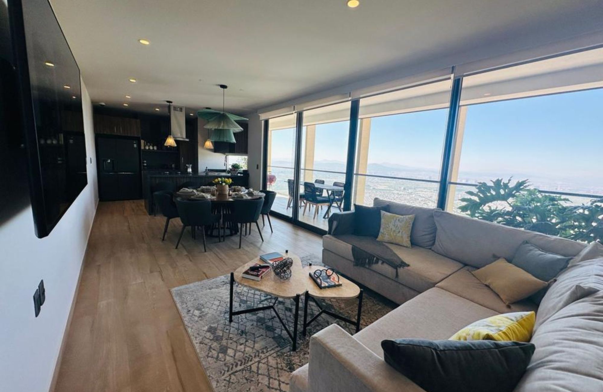 Departamento con dos terrazas, area de tv, cuarto de servicio con ba&ntilde;o propio, cuarto de lavado, alberca tipo infinity, jacuzzi, pre-constru