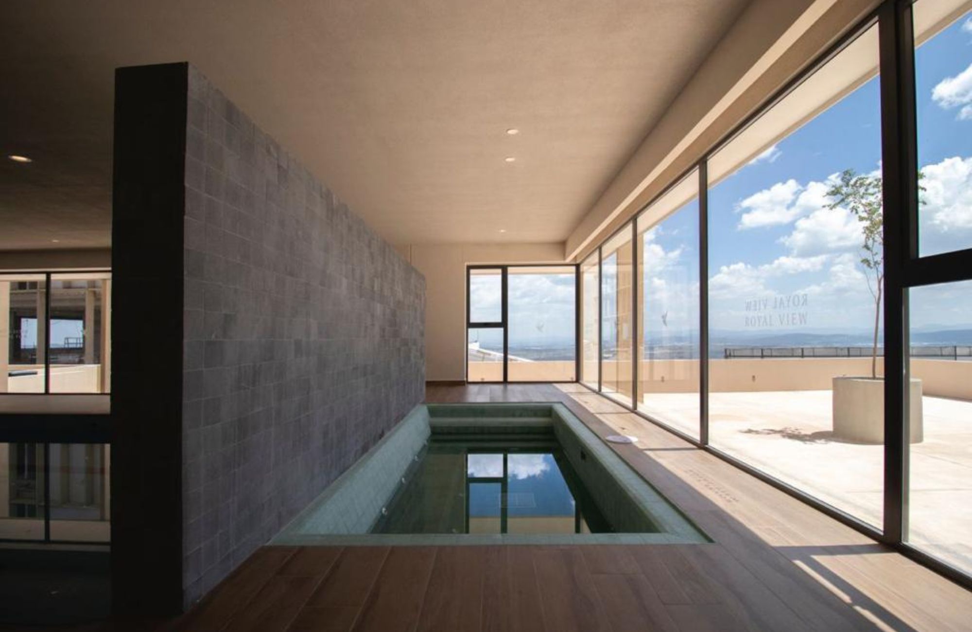 Departamento con dos terrazas, area de tv, cuarto de servicio con ba&ntilde;o propio, cuarto de lavado, alberca tipo infinity, jacuzzi, pre-constru